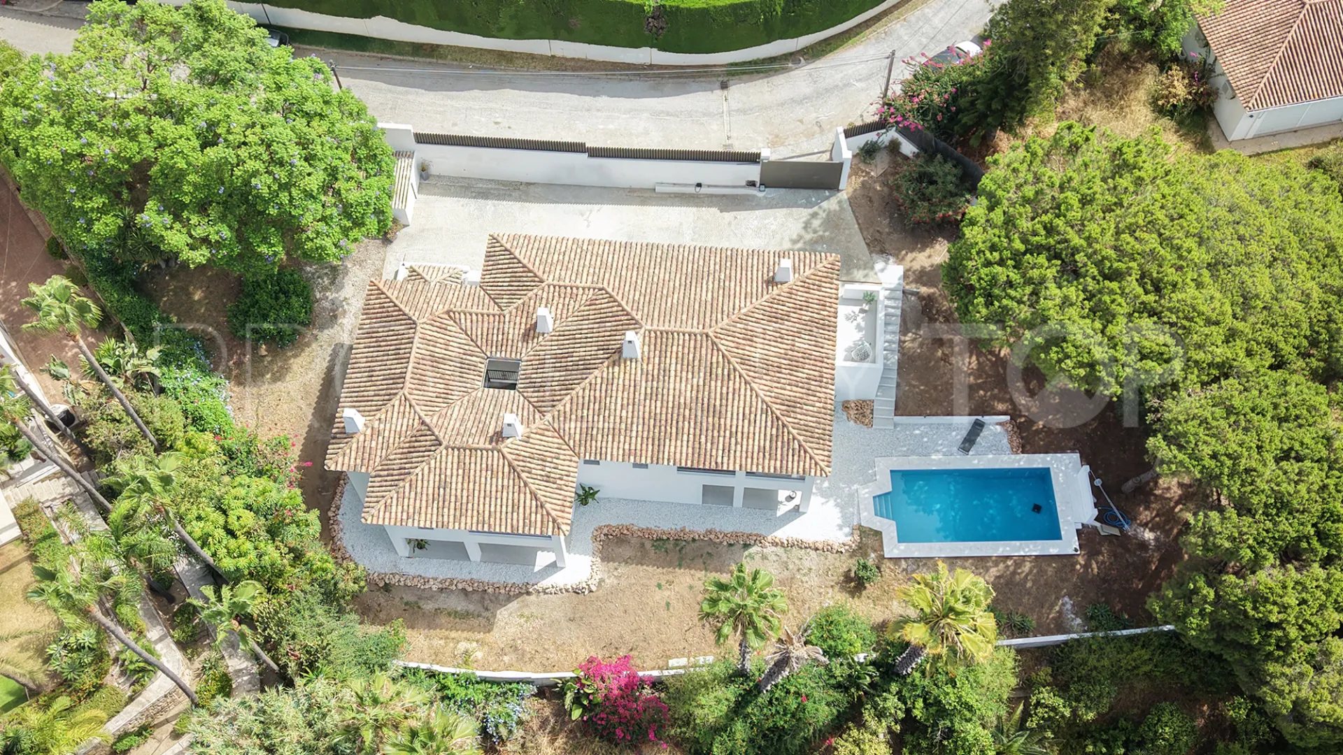 Villa con 8 dormitorios en venta en Elviria