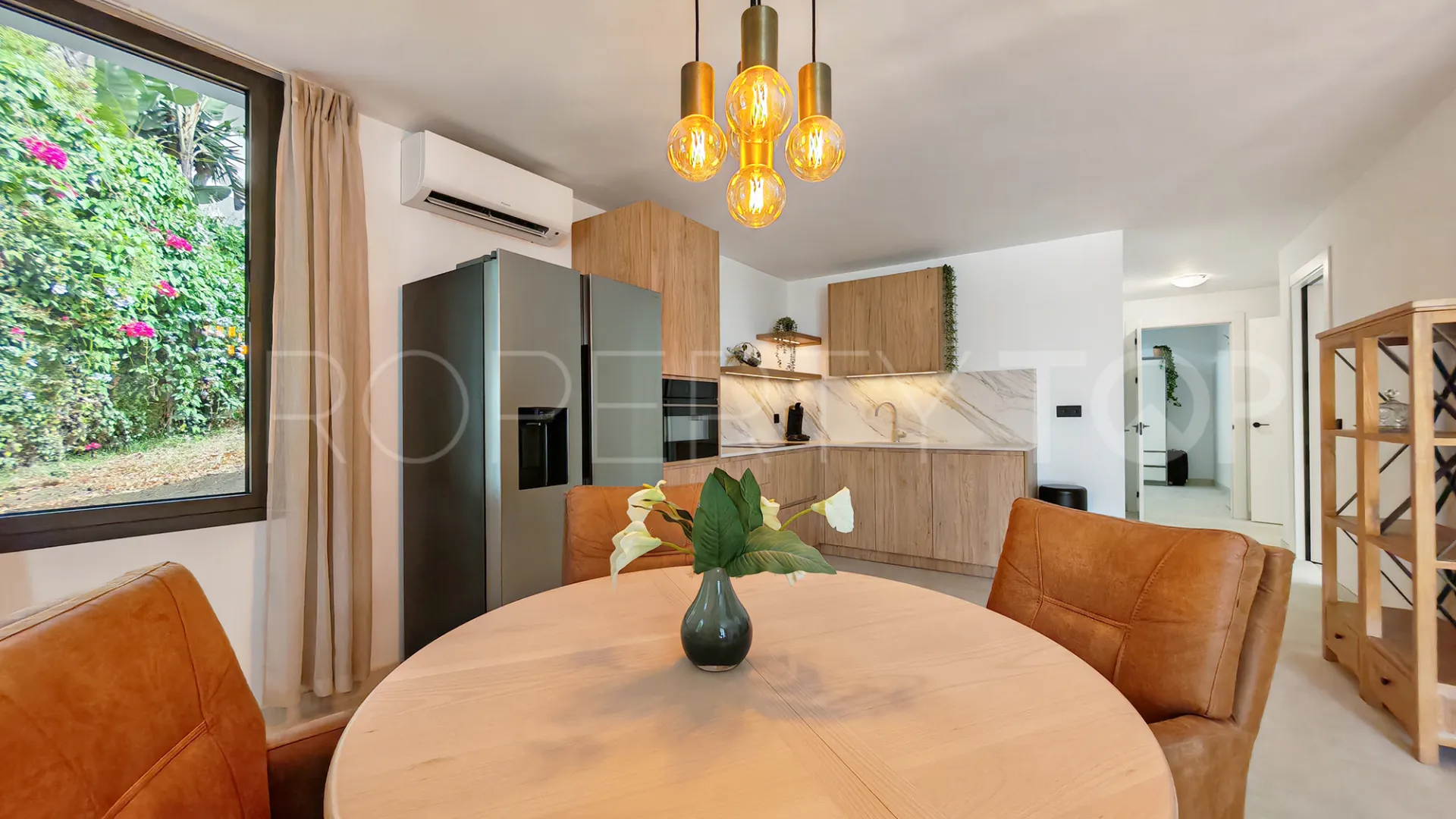 Villa con 8 dormitorios en venta en Elviria