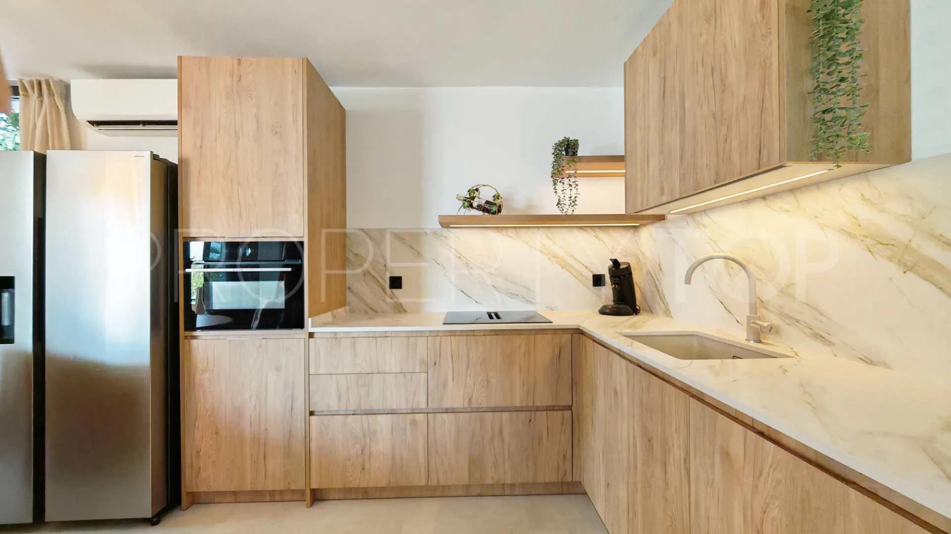 Villa con 8 dormitorios en venta en Elviria
