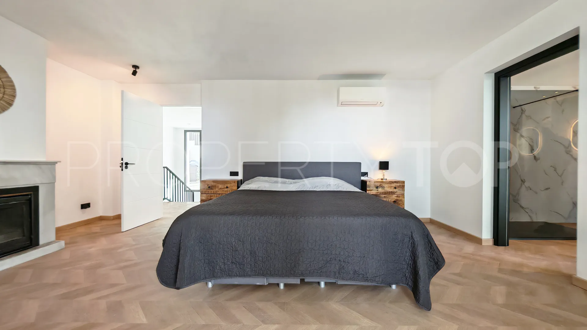 Villa con 8 dormitorios en venta en Elviria