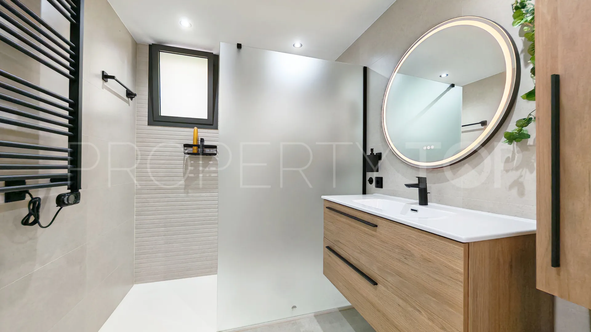 Villa con 8 dormitorios en venta en Elviria