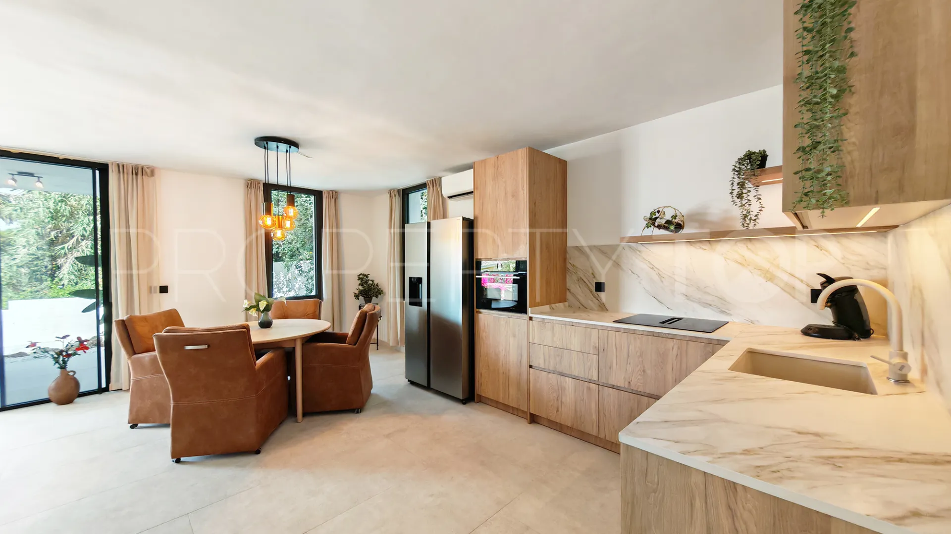 Villa con 8 dormitorios en venta en Elviria
