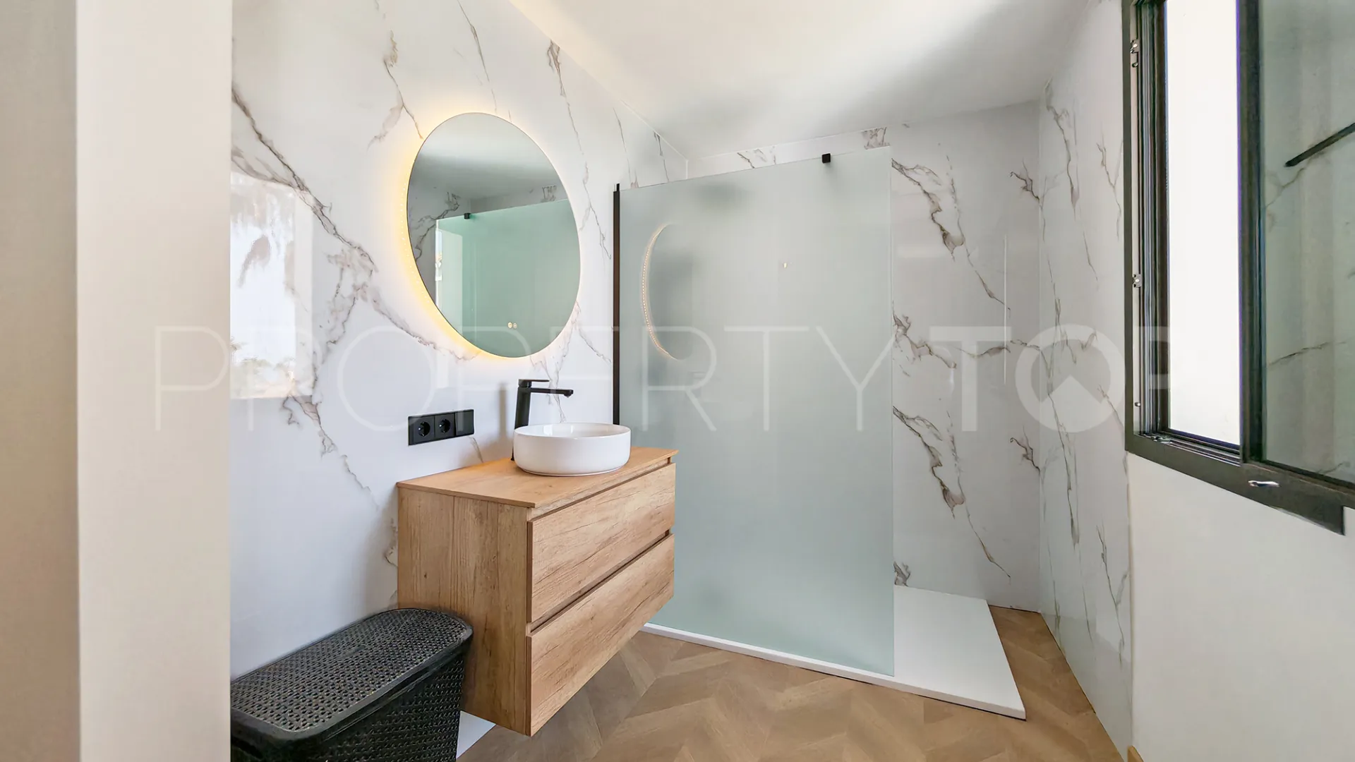 Villa con 8 dormitorios en venta en Elviria