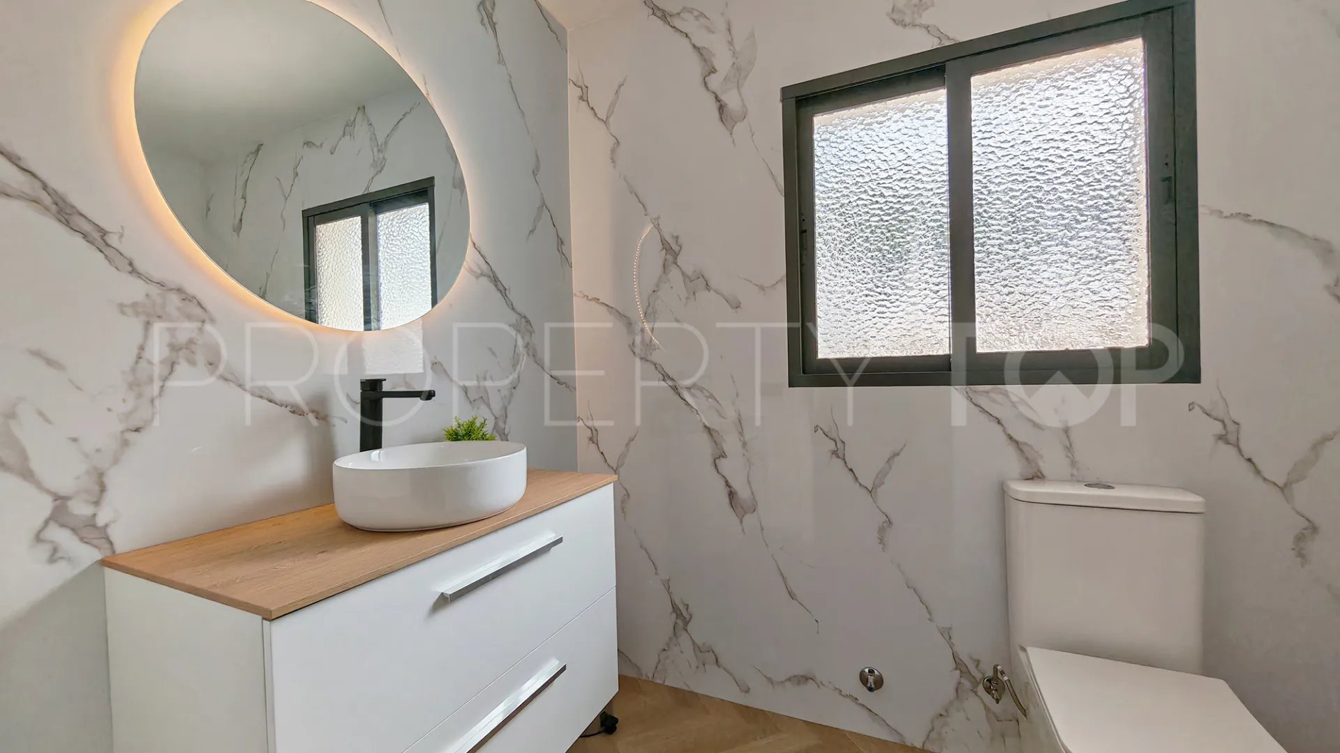 Villa con 8 dormitorios en venta en Elviria