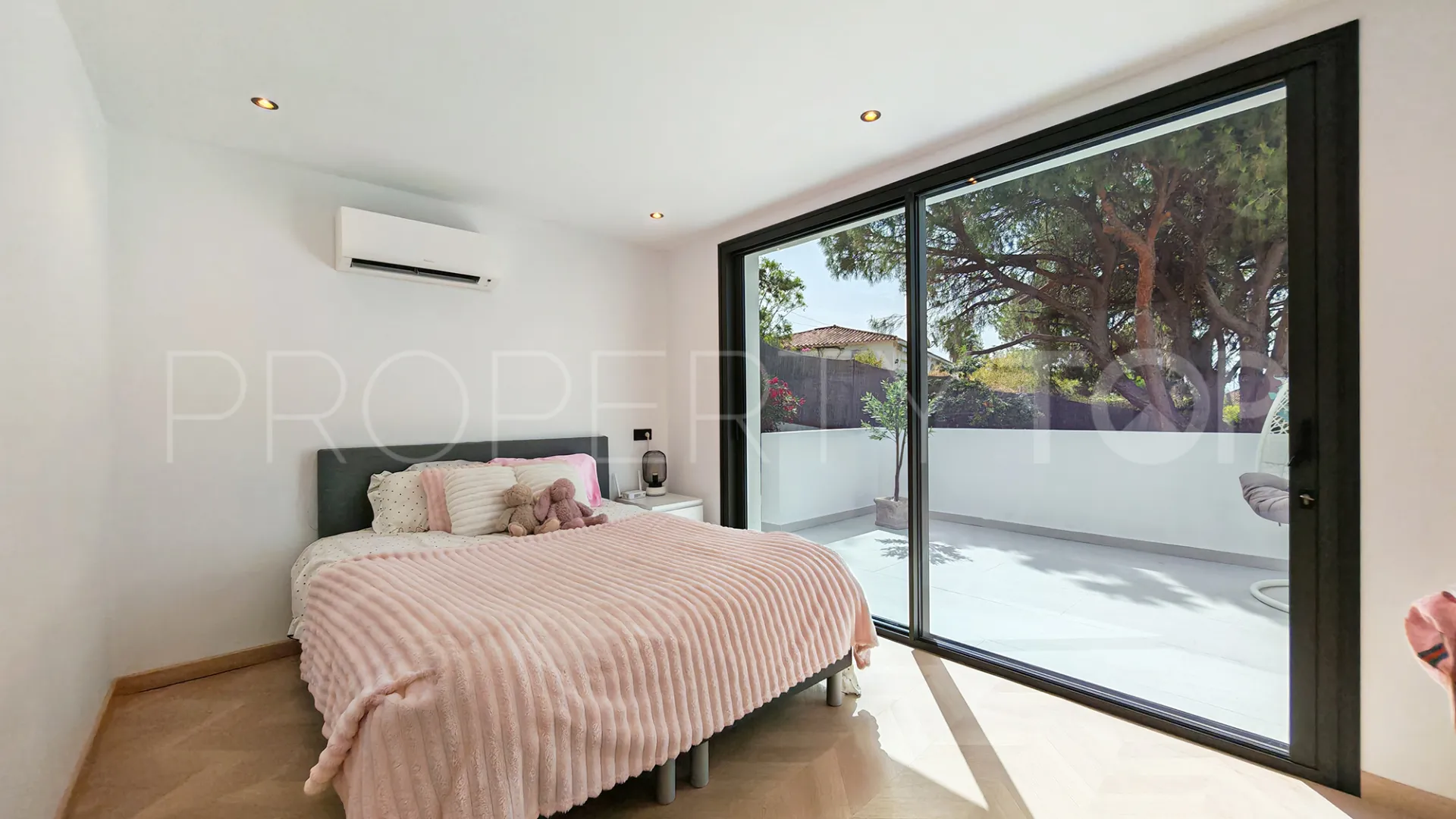 Villa con 8 dormitorios en venta en Elviria