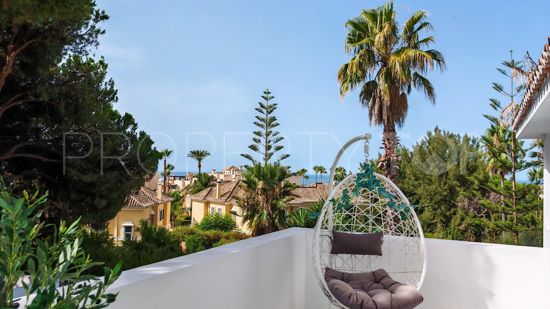 Villa con 8 dormitorios en venta en Elviria