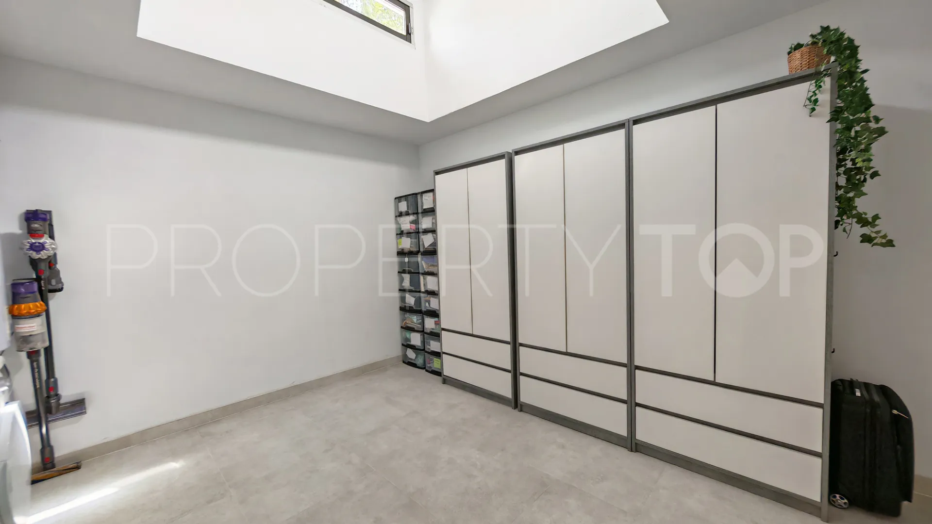 Villa con 8 dormitorios en venta en Elviria