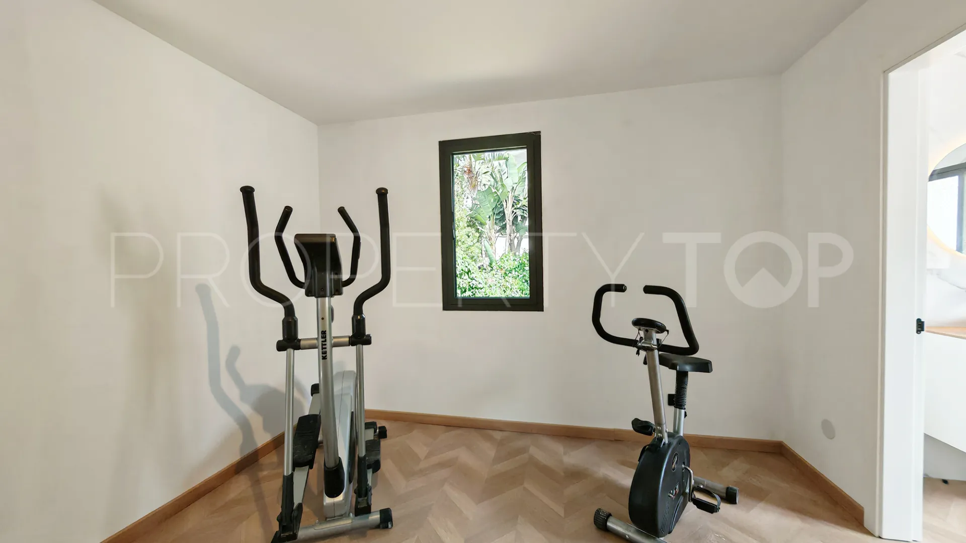 Villa con 8 dormitorios en venta en Elviria
