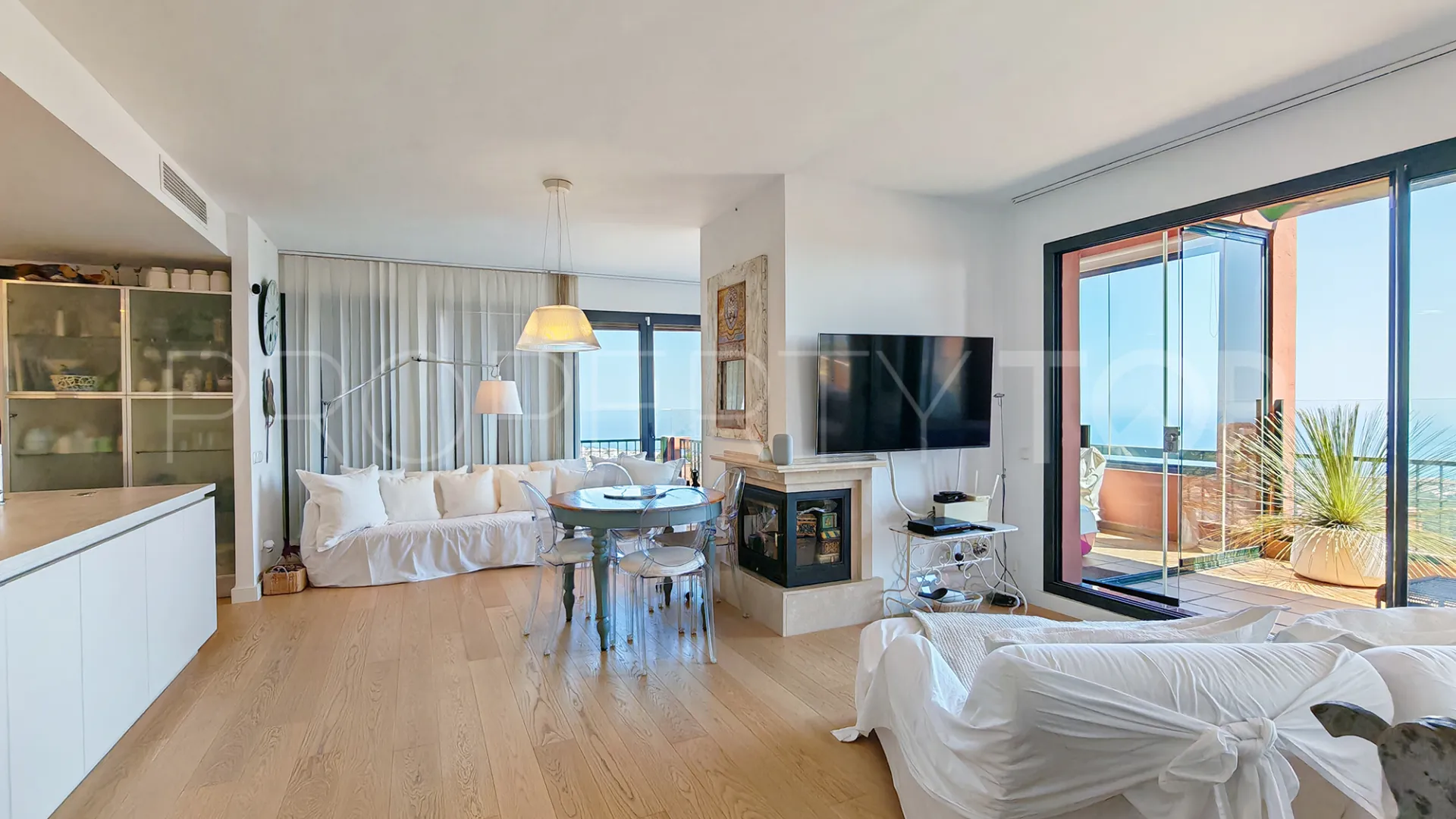 Comprar apartamento con 4 dormitorios en Sitio de Calahonda