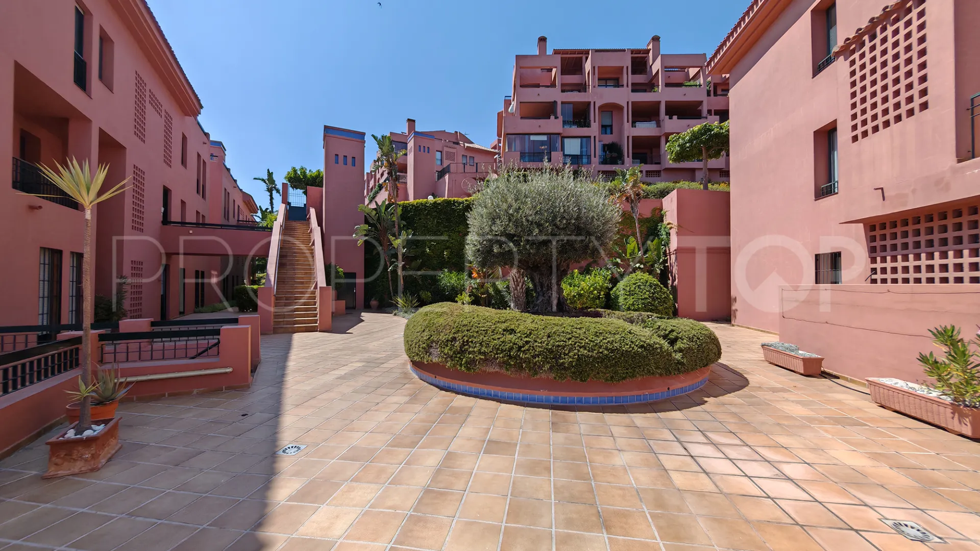 Comprar apartamento con 4 dormitorios en Sitio de Calahonda