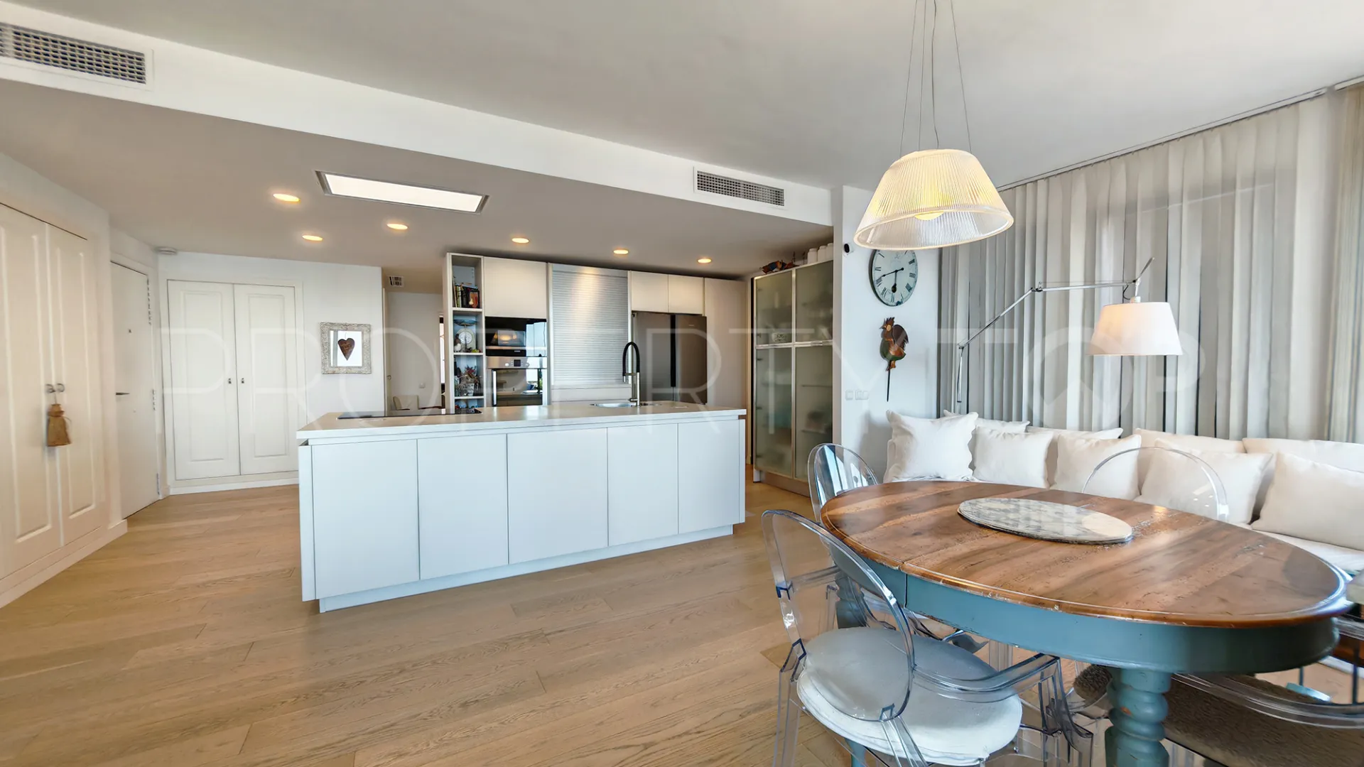 Comprar apartamento con 4 dormitorios en Sitio de Calahonda