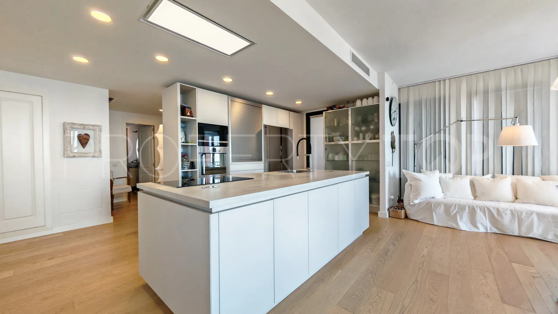 Comprar apartamento con 4 dormitorios en Sitio de Calahonda