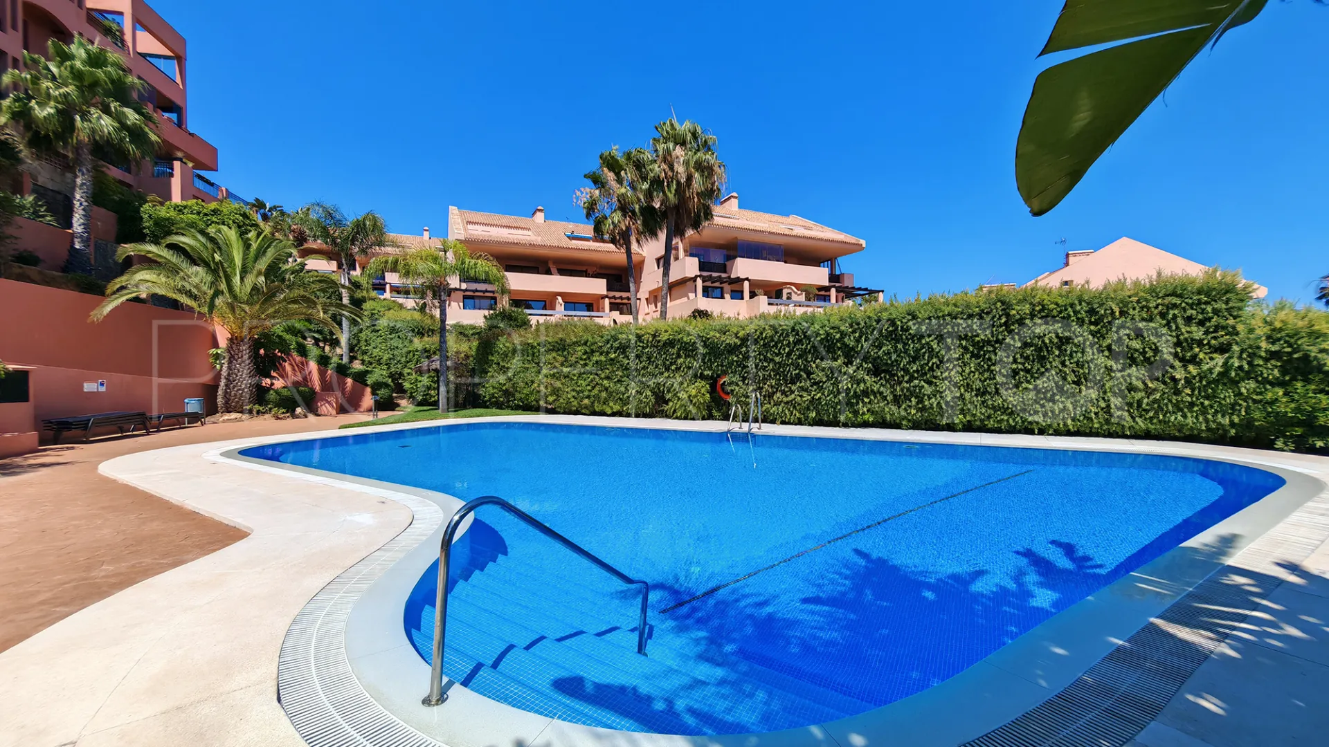 Comprar apartamento con 4 dormitorios en Sitio de Calahonda