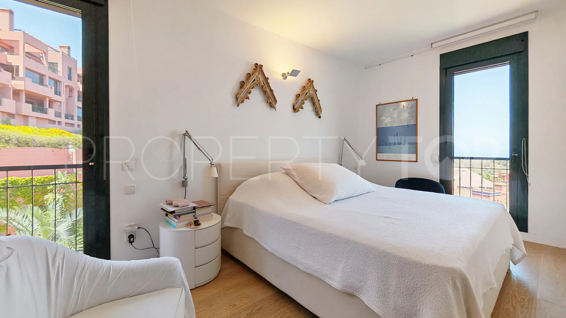 Comprar apartamento con 4 dormitorios en Sitio de Calahonda