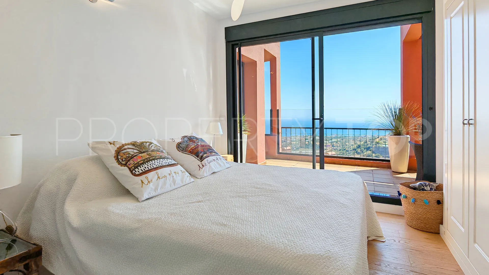 Comprar apartamento con 4 dormitorios en Sitio de Calahonda