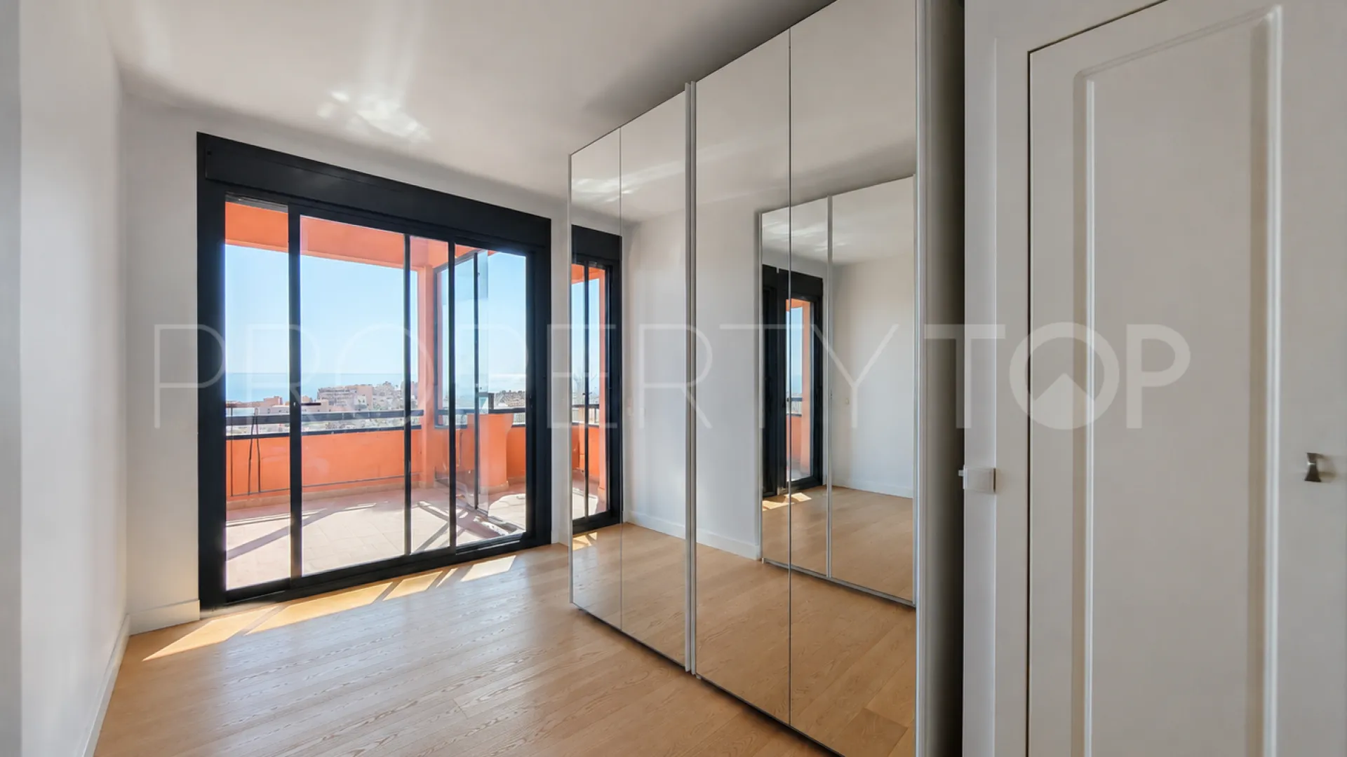 Comprar apartamento con 4 dormitorios en Sitio de Calahonda