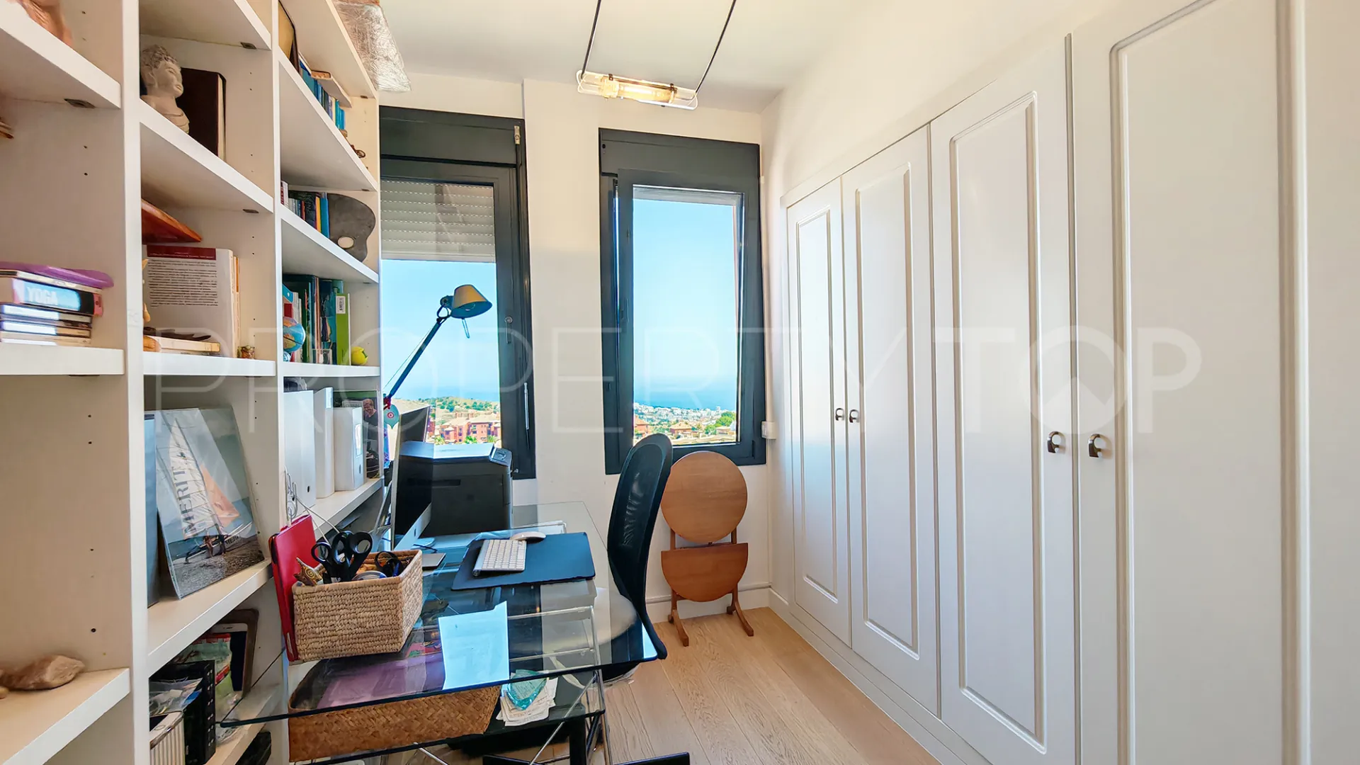 Comprar apartamento con 4 dormitorios en Sitio de Calahonda