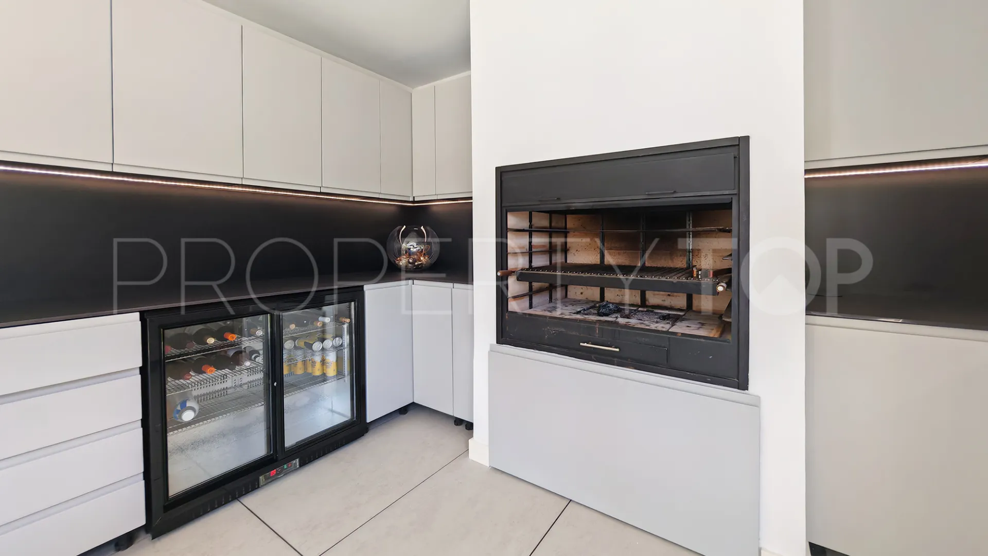 4 bedrooms villa for sale in Elviria
