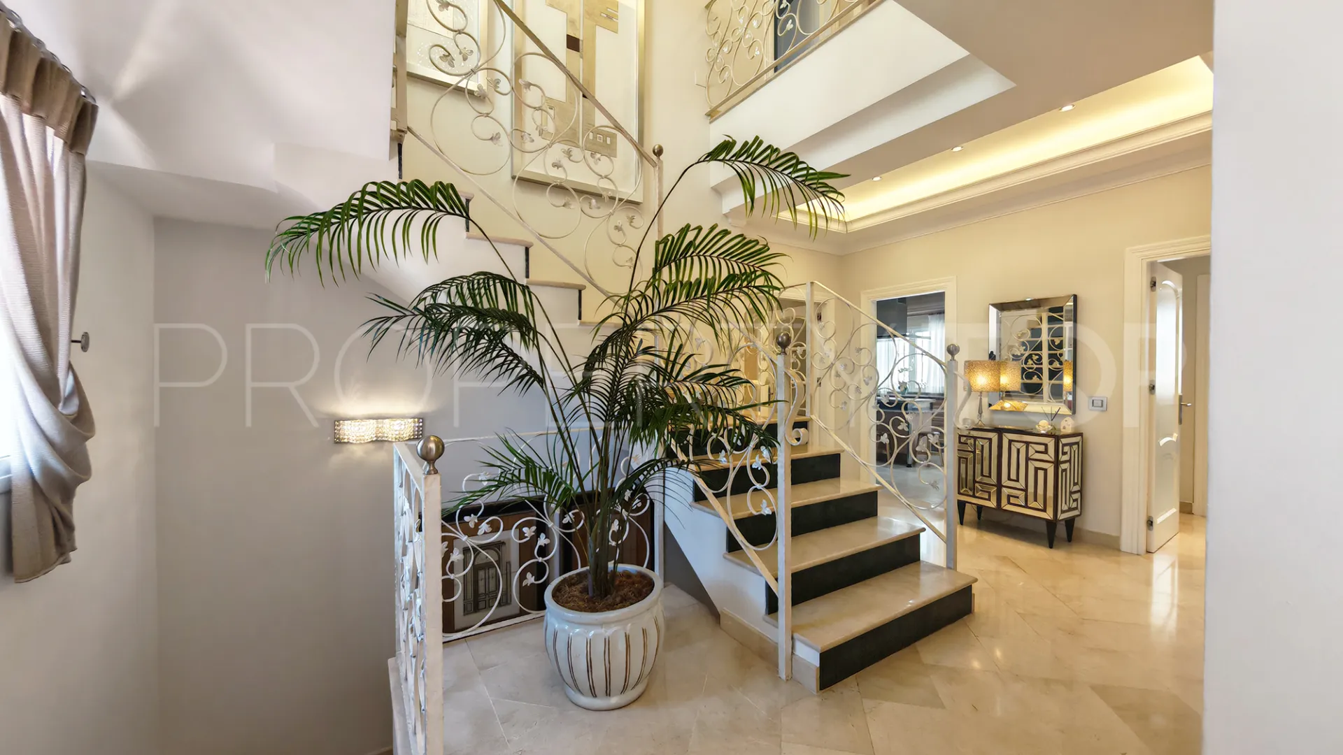 4 bedrooms villa for sale in Elviria