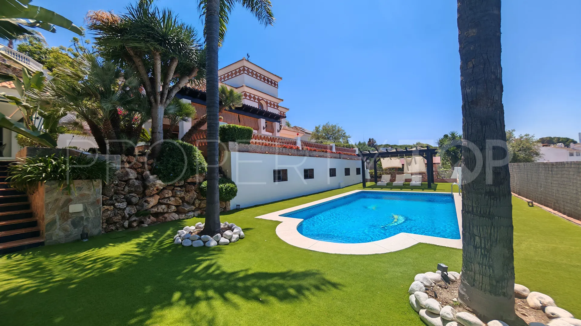 4 bedrooms villa for sale in Elviria
