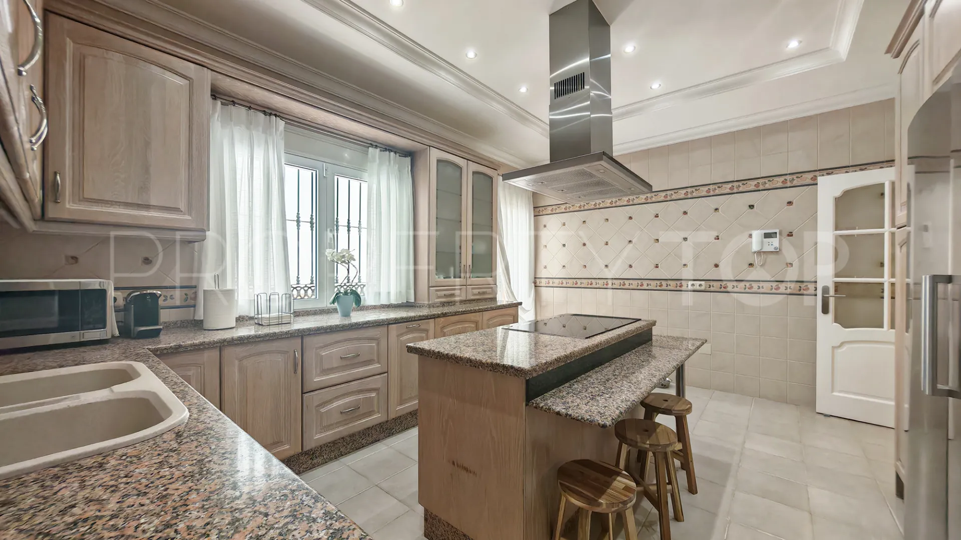 4 bedrooms villa for sale in Elviria