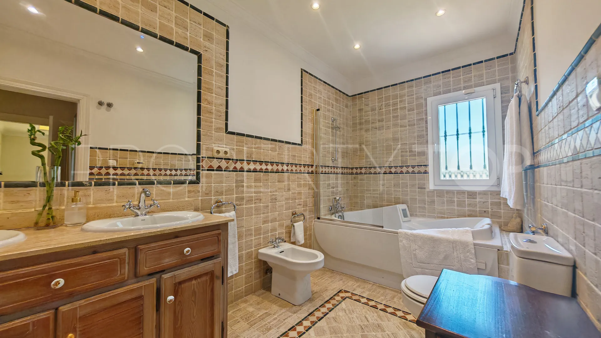 4 bedrooms villa for sale in Elviria