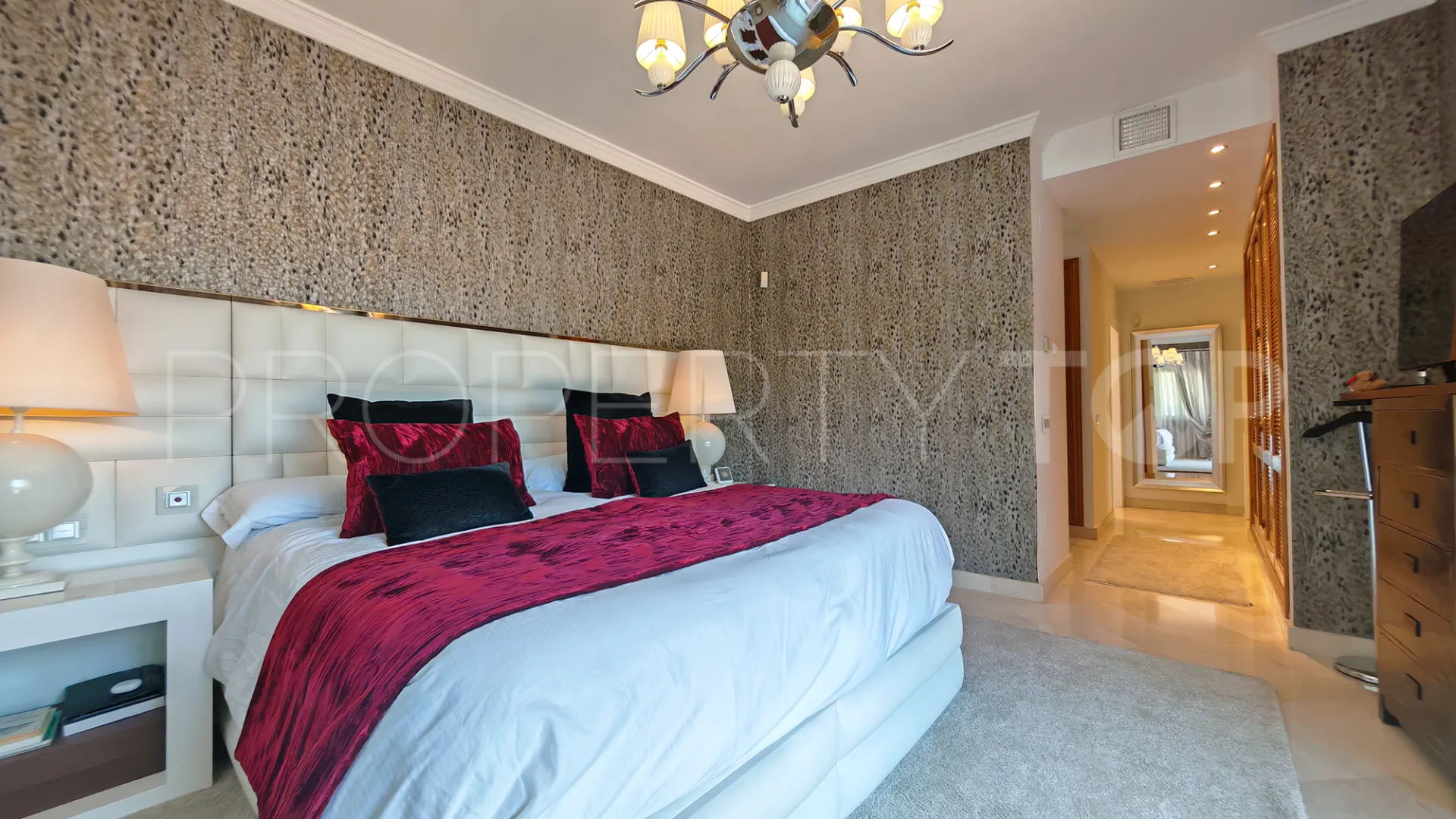 4 bedrooms villa for sale in Elviria