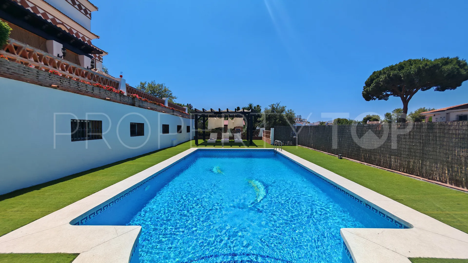 4 bedrooms villa for sale in Elviria