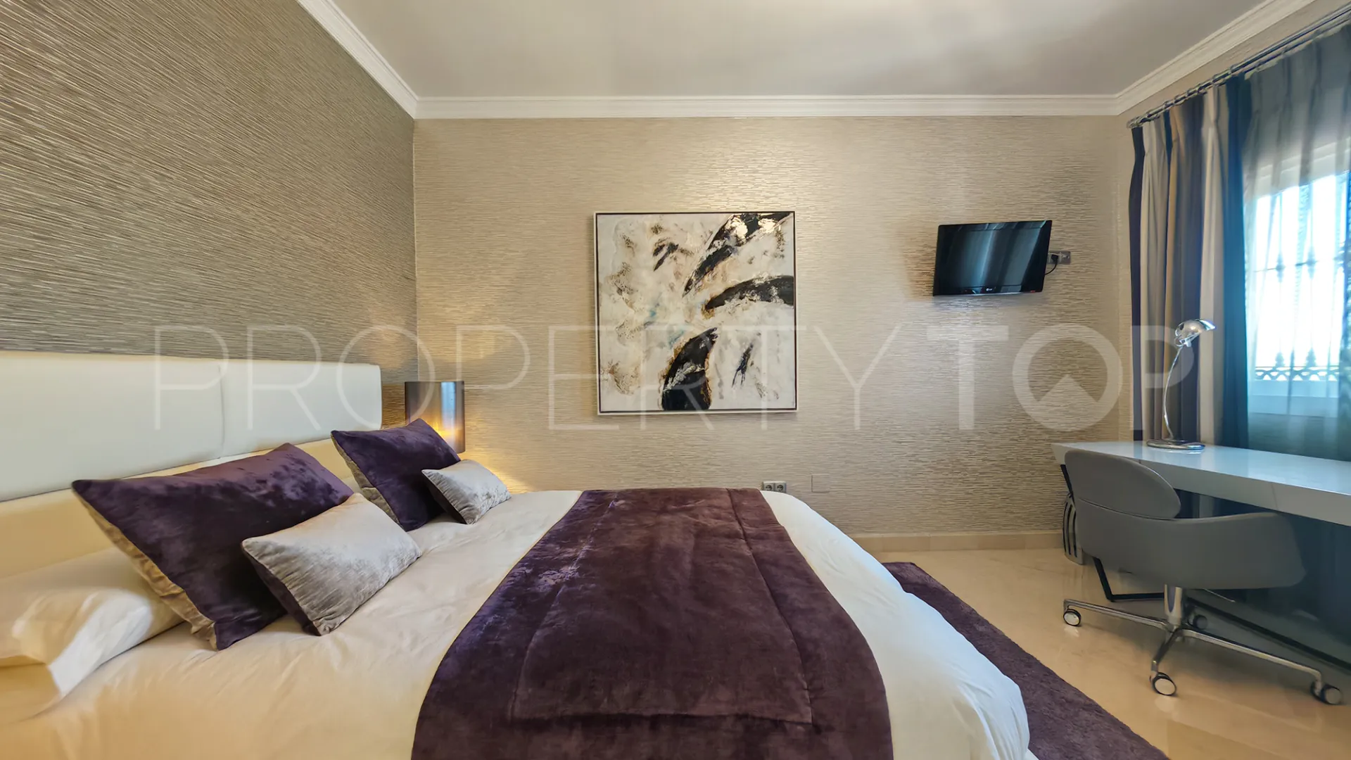 4 bedrooms villa for sale in Elviria