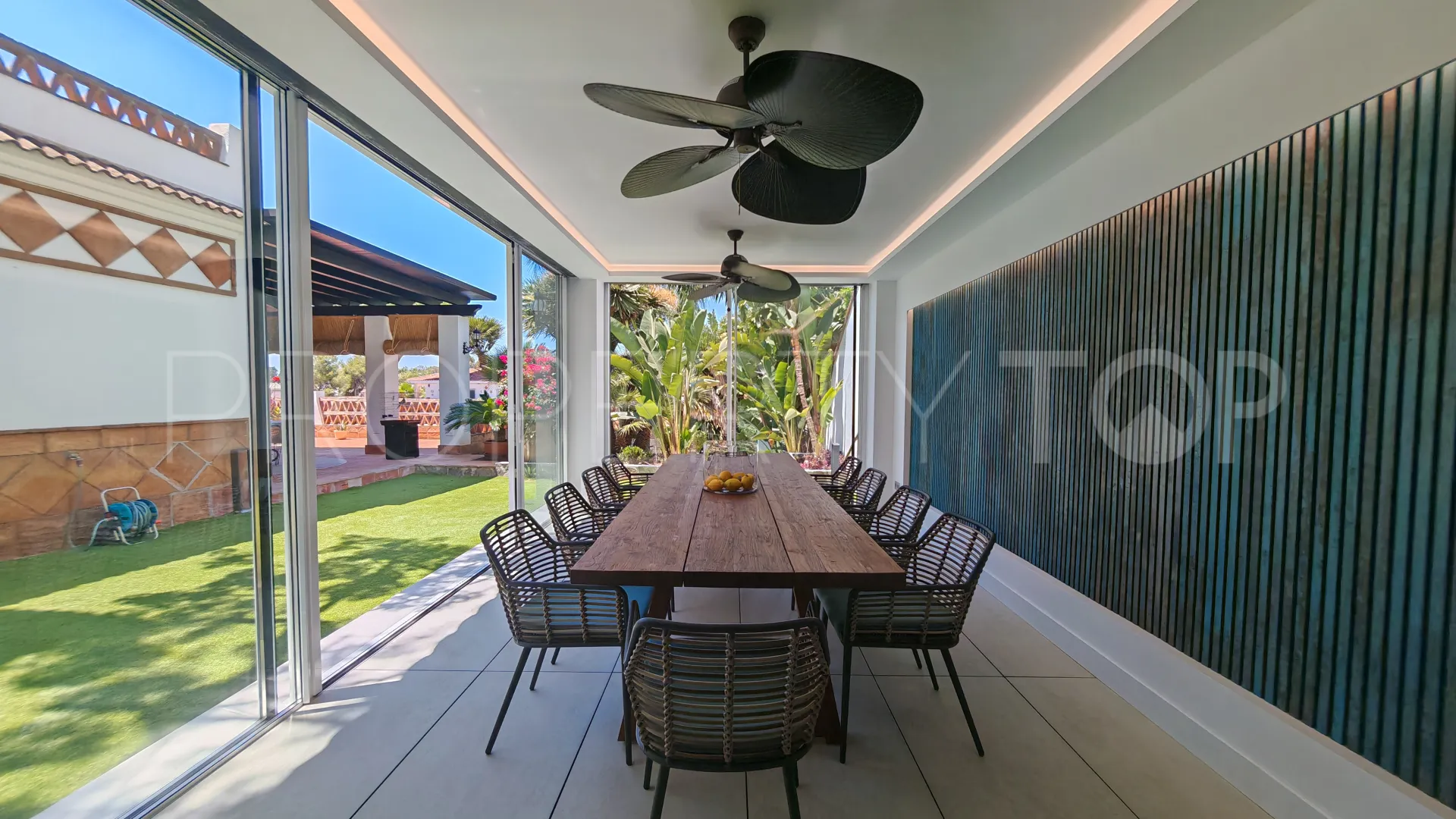 4 bedrooms villa for sale in Elviria