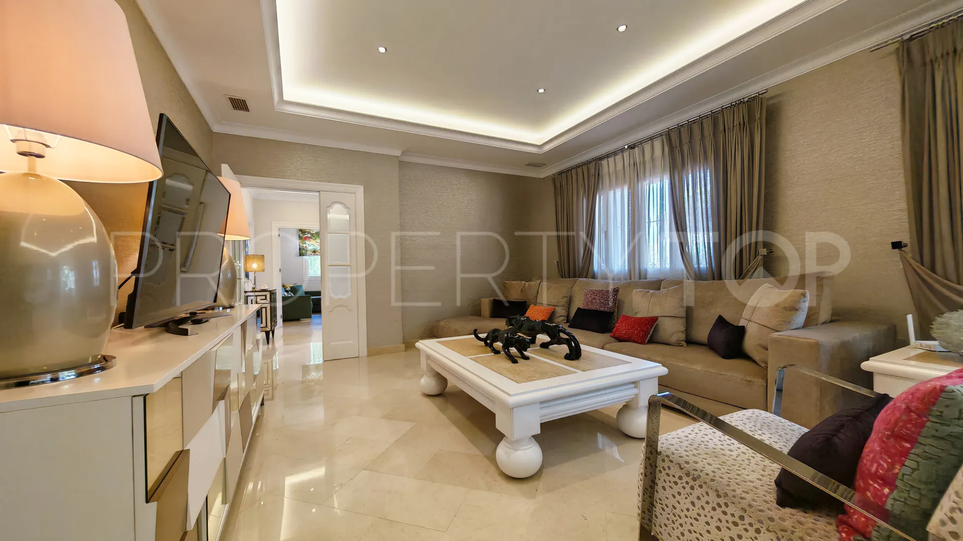 4 bedrooms villa for sale in Elviria