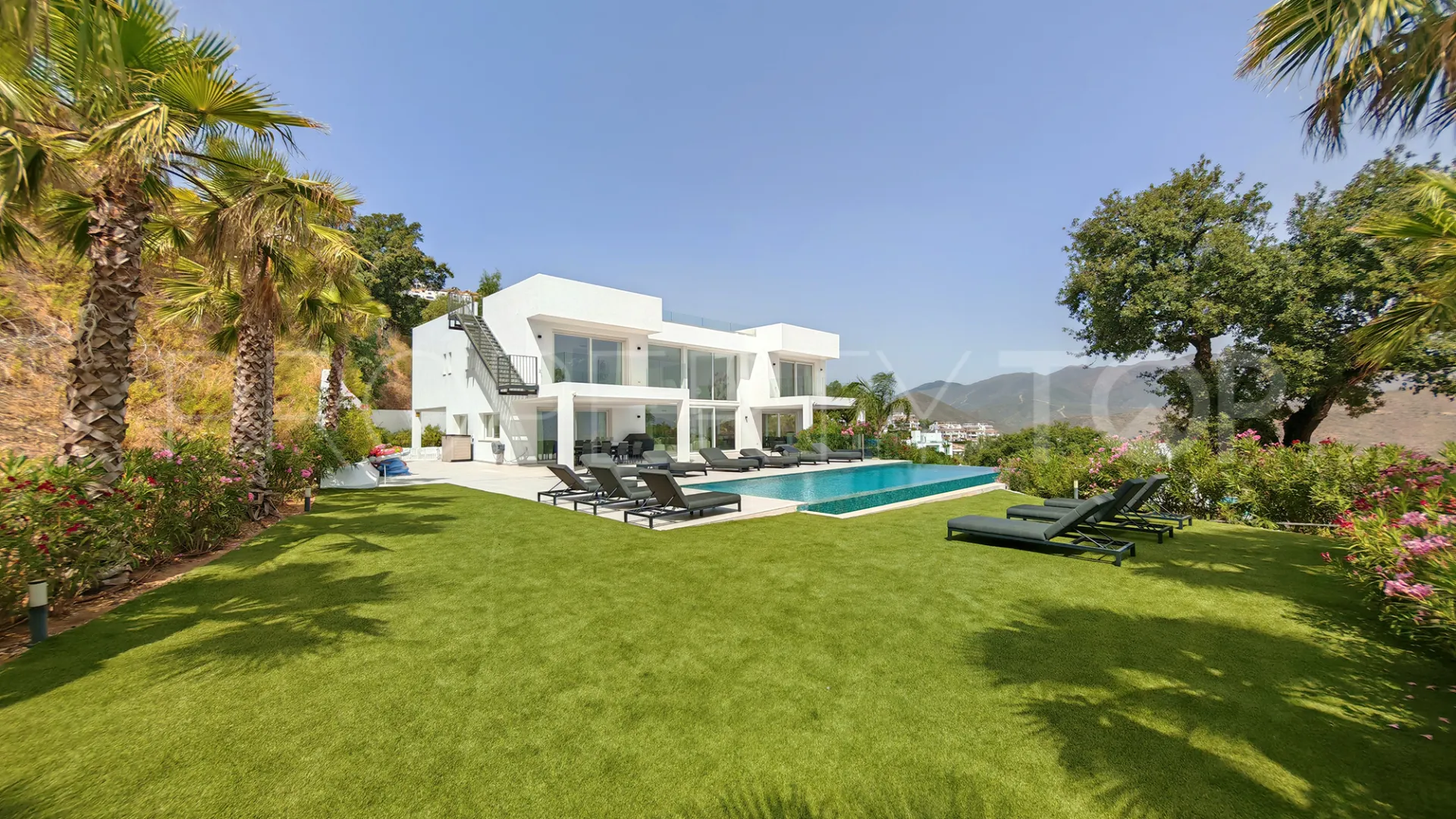 Se vende villa de 4 dormitorios en La Mairena