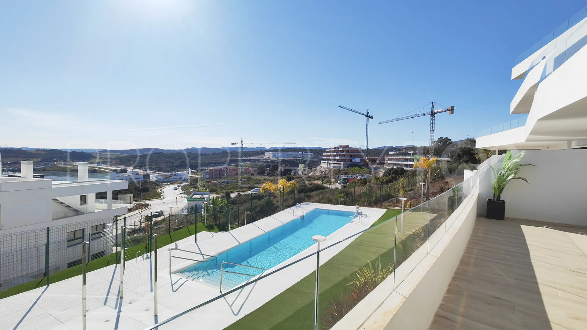 Comprar apartamento planta baja en Estepona de 3 dormitorios