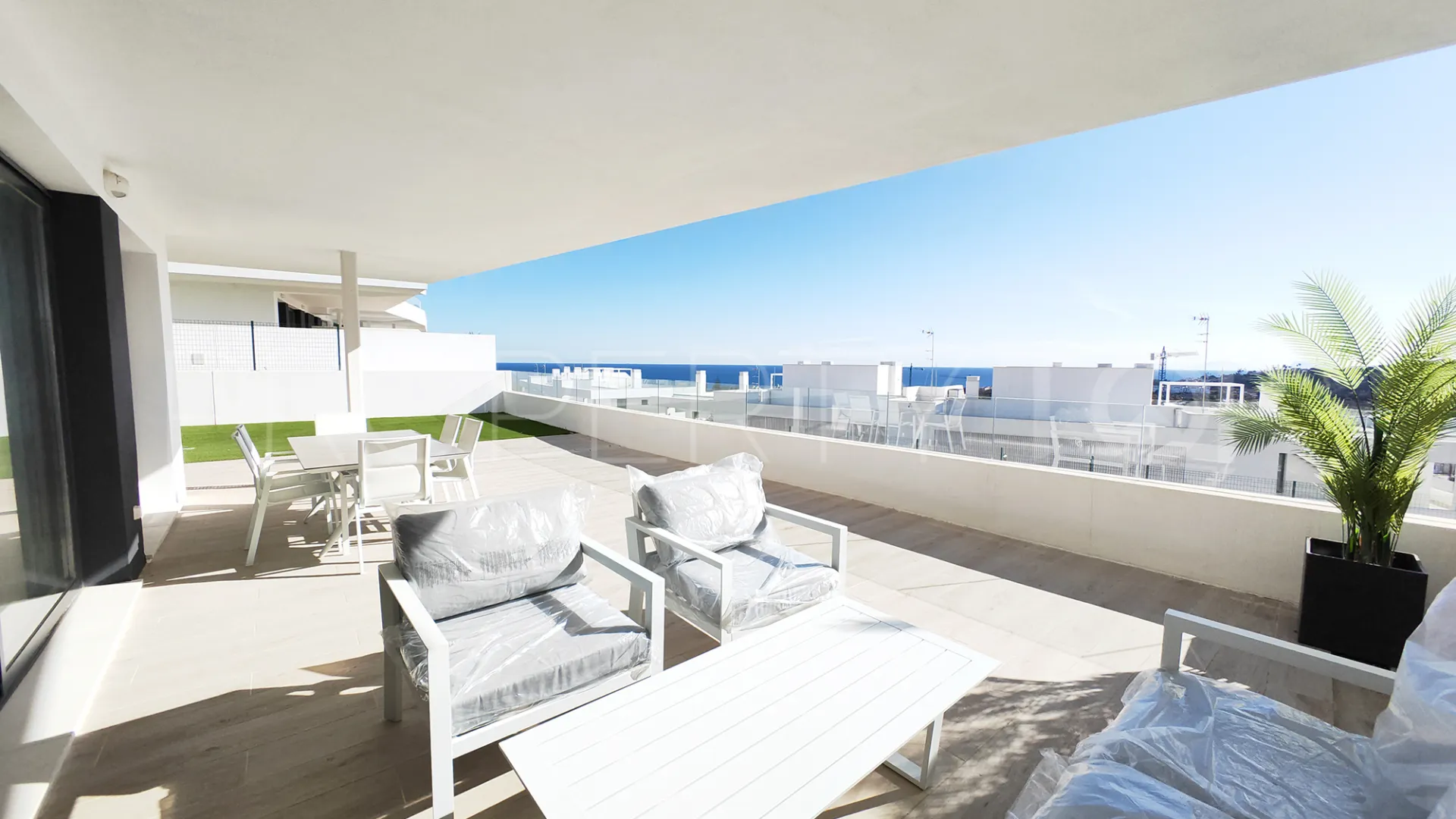 Comprar apartamento planta baja en Estepona de 3 dormitorios