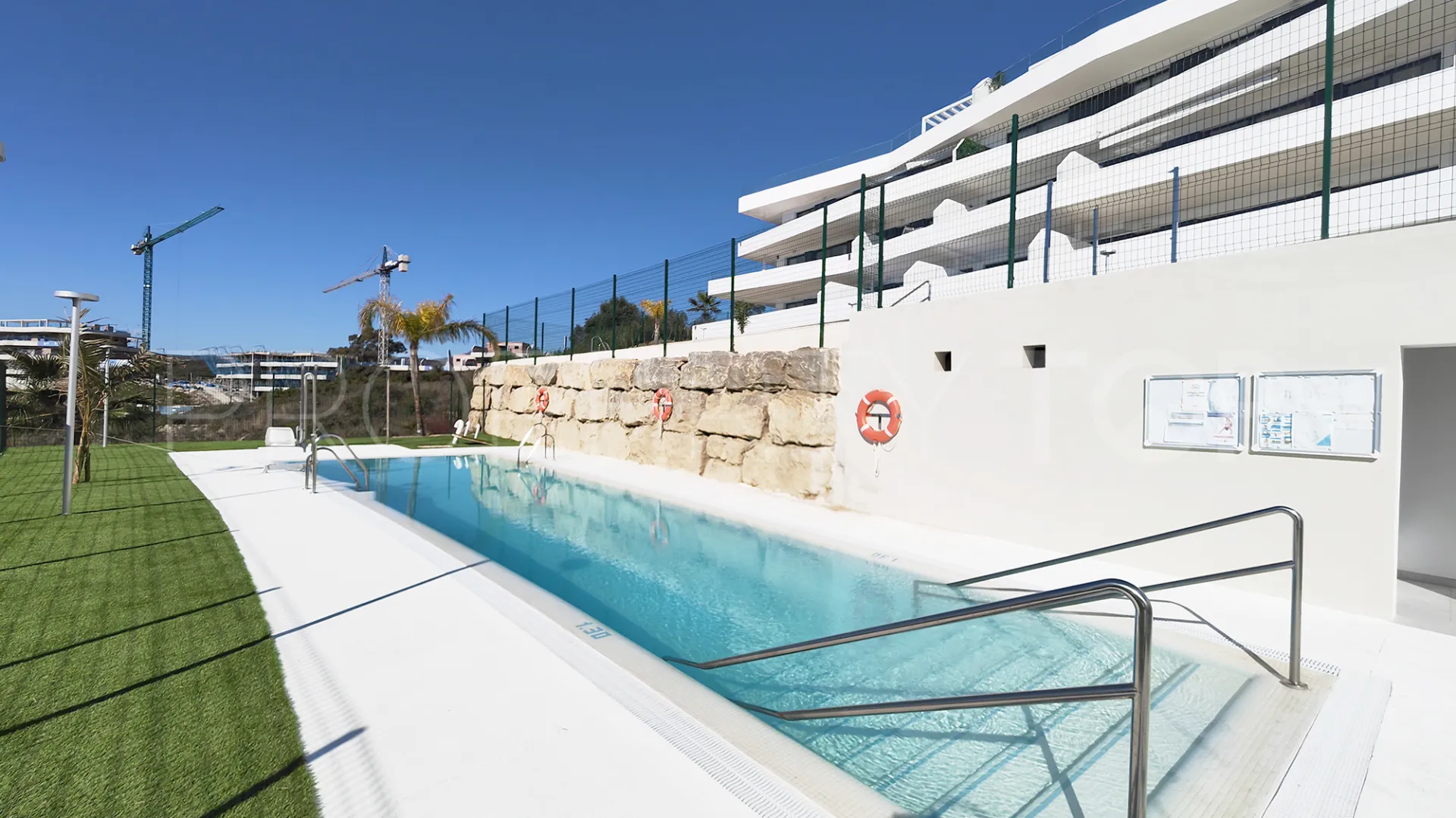 Comprar apartamento planta baja en Estepona de 3 dormitorios