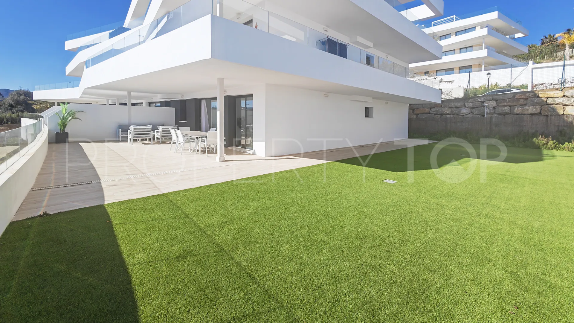 Comprar apartamento planta baja en Estepona de 3 dormitorios