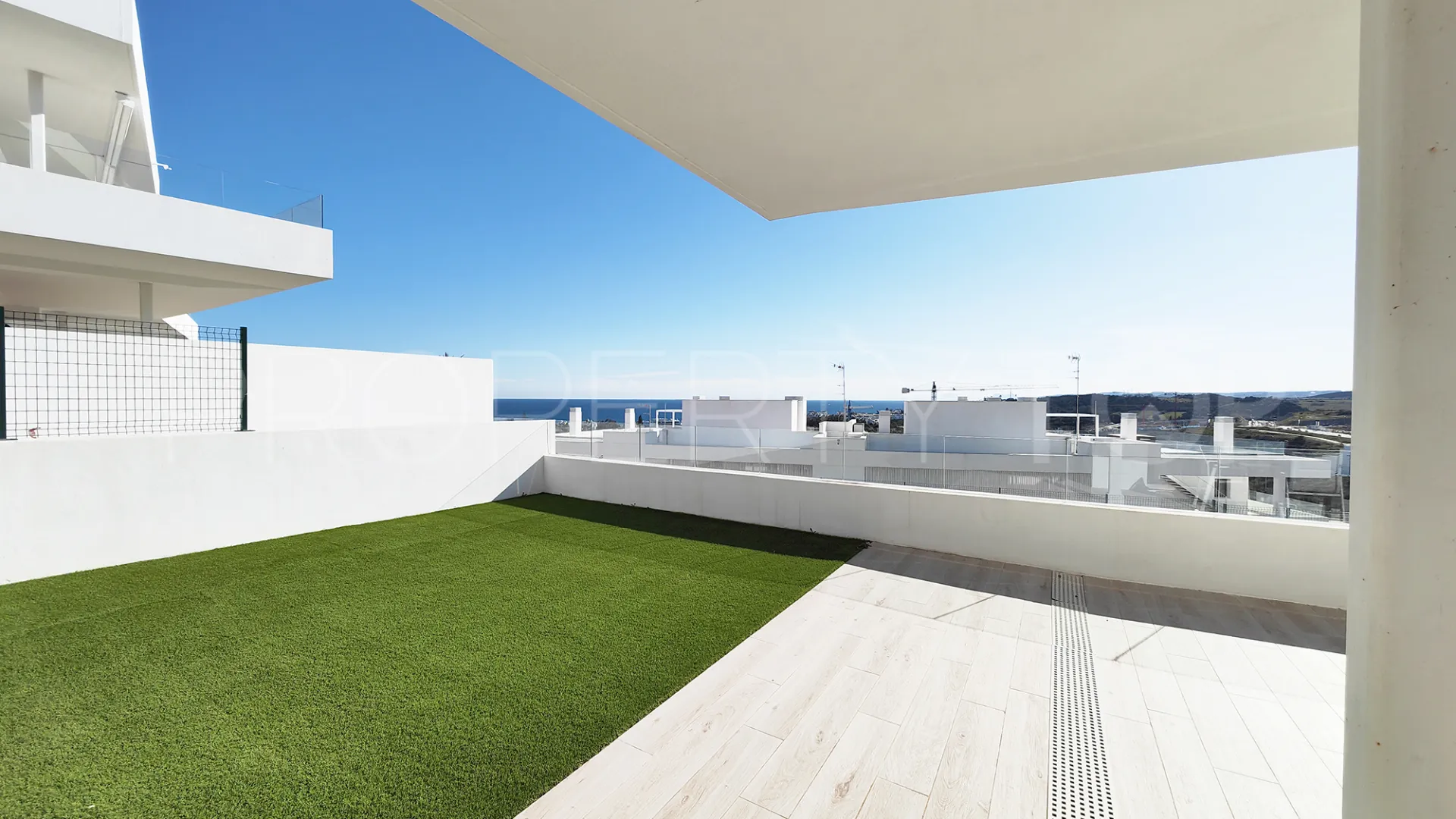 Comprar apartamento planta baja en Estepona de 3 dormitorios