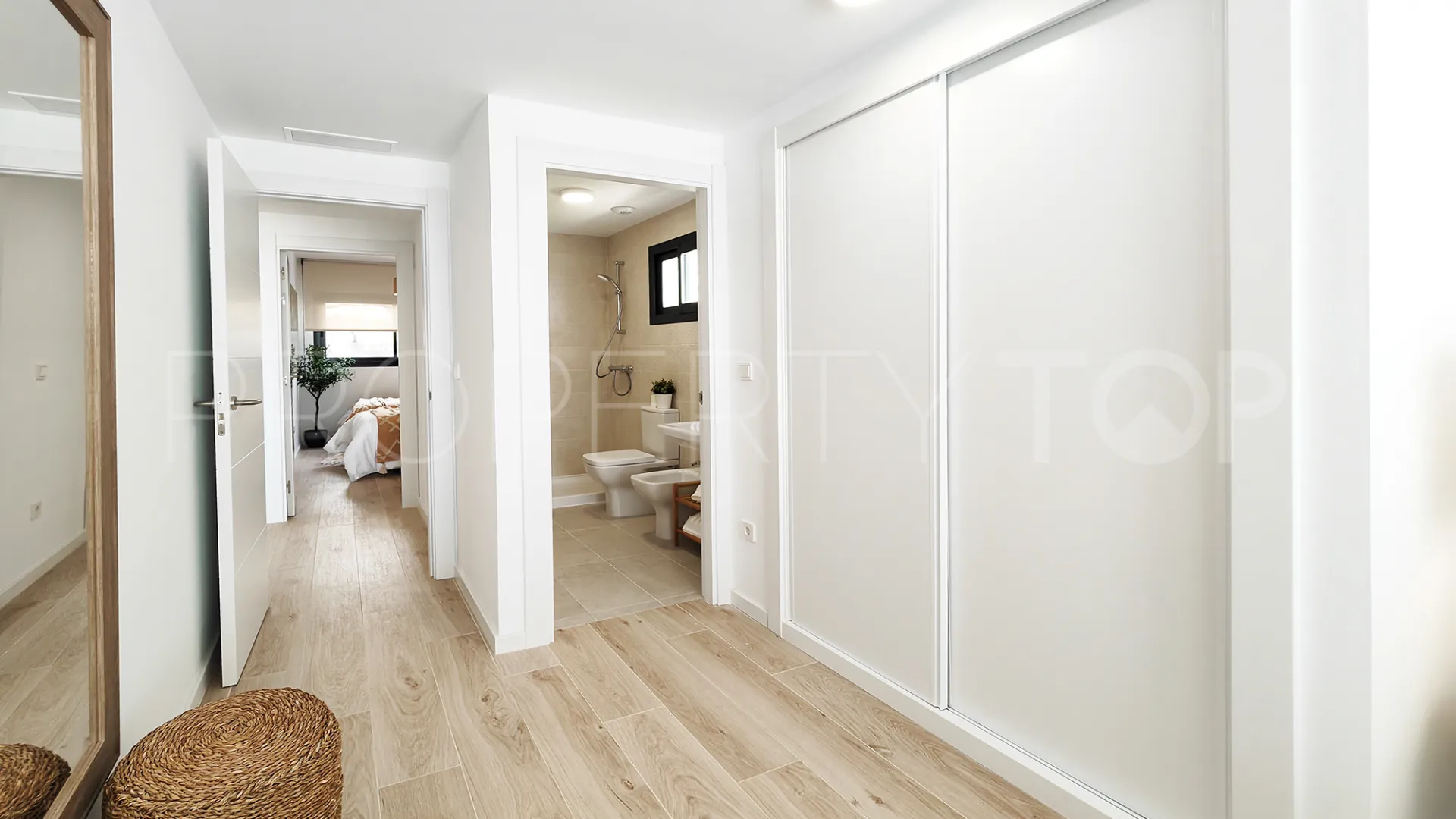 Comprar apartamento planta baja en Estepona de 3 dormitorios