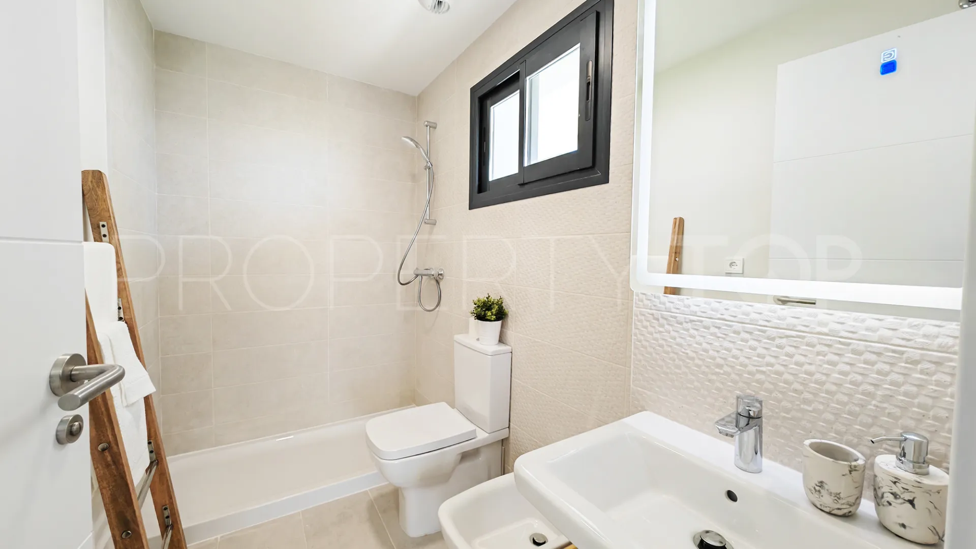 Comprar apartamento planta baja en Estepona de 3 dormitorios