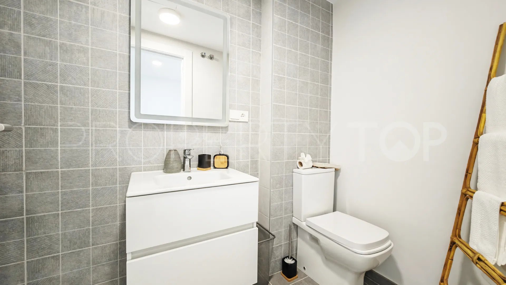 Comprar apartamento planta baja en Estepona de 3 dormitorios