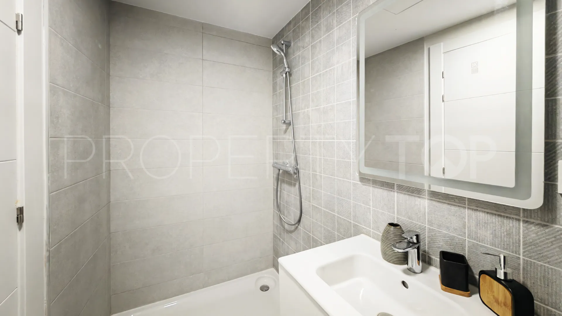 Comprar apartamento planta baja en Estepona de 3 dormitorios