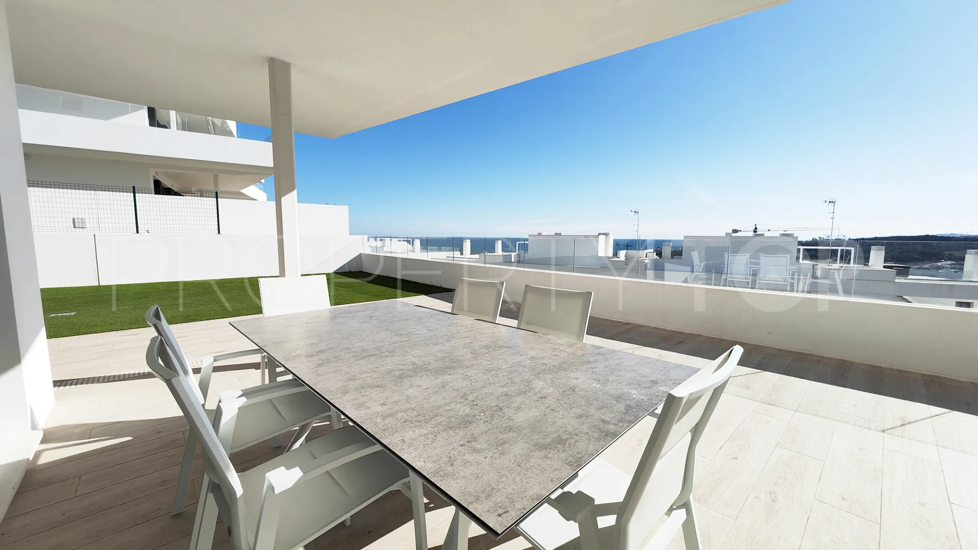 Comprar apartamento planta baja en Estepona de 3 dormitorios