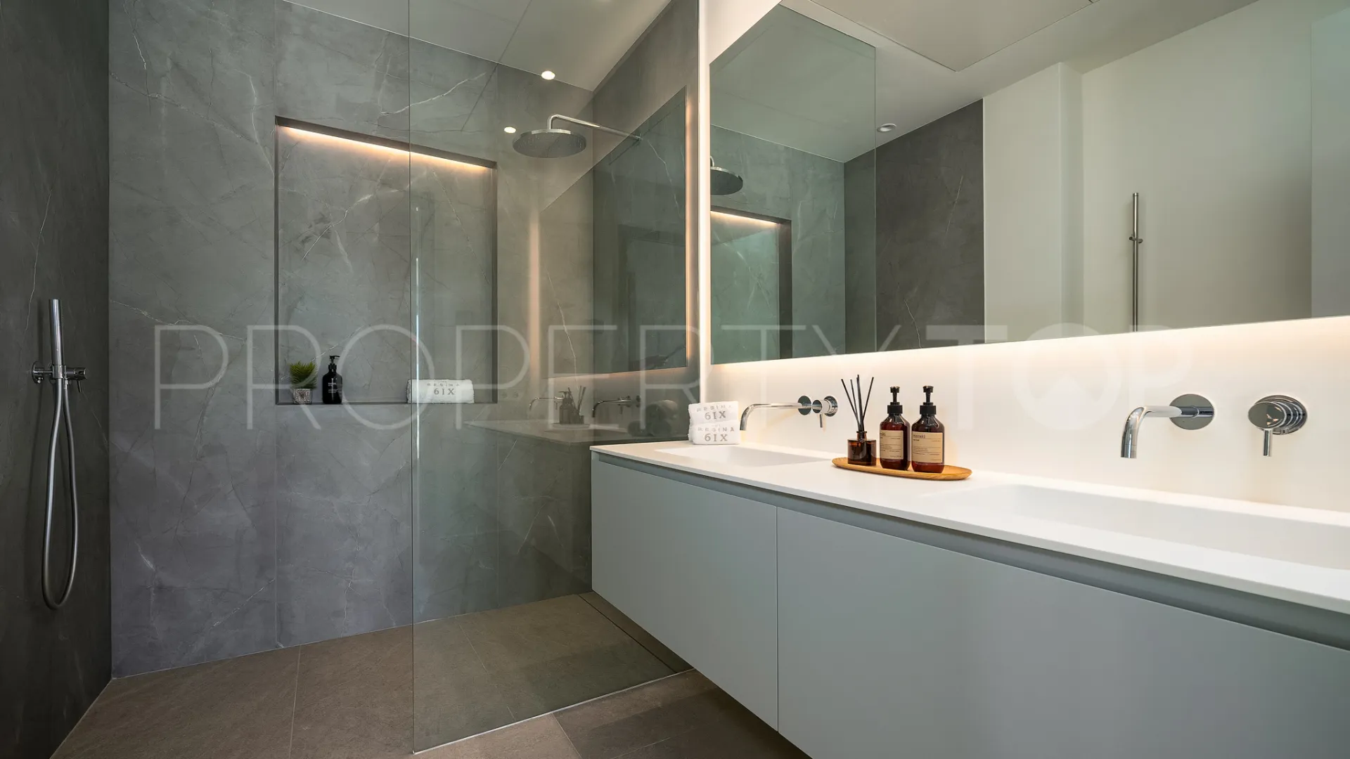 For sale villa in New Golden Mile