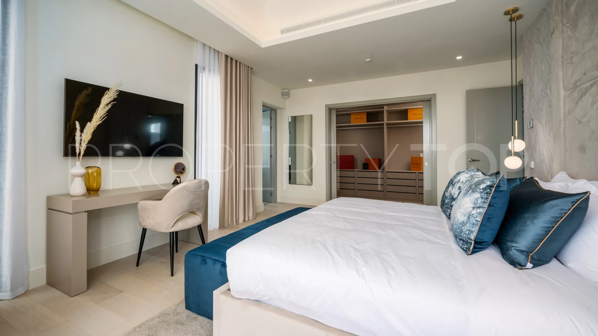 For sale villa in New Golden Mile