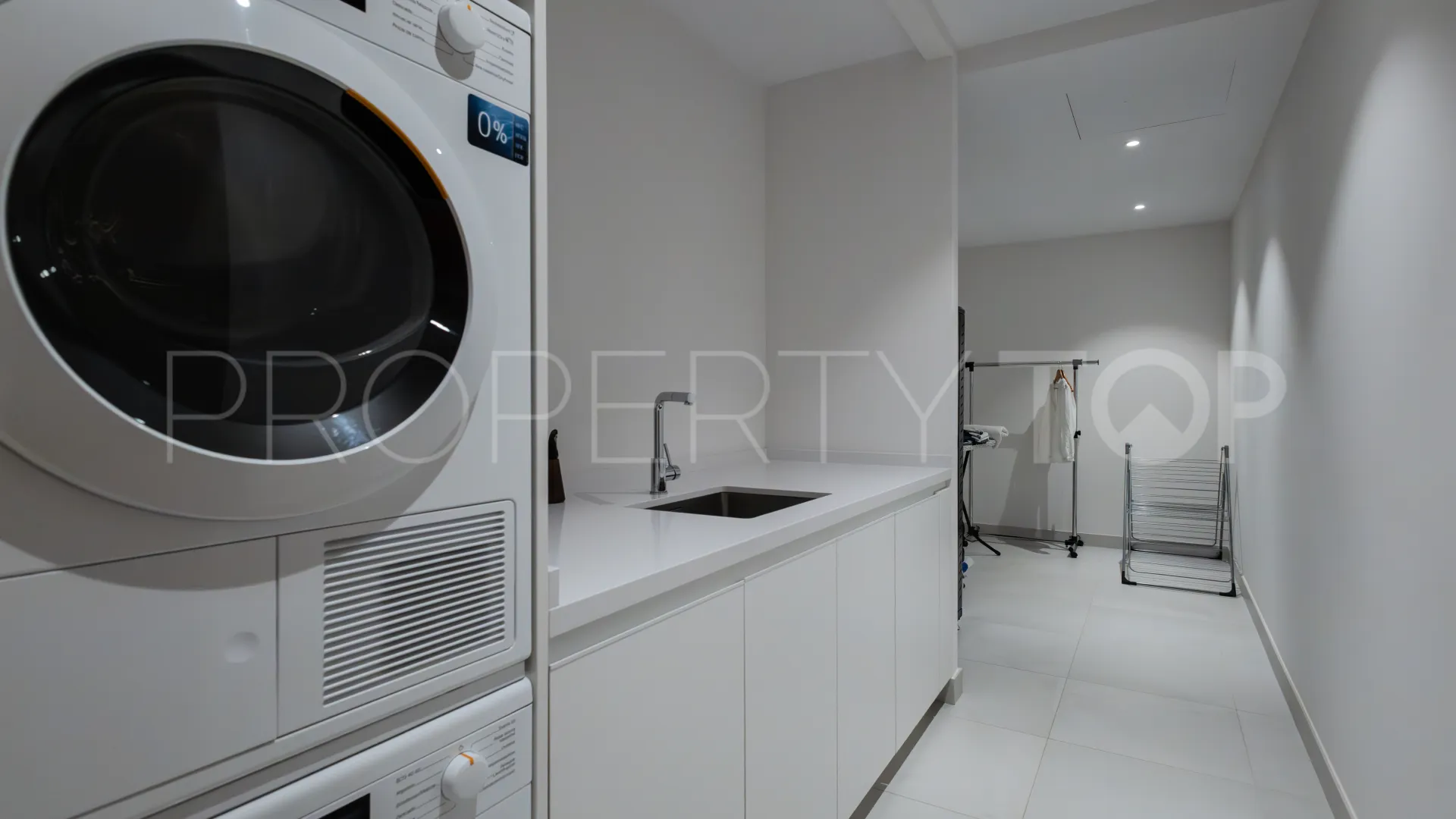 Semi detached villa with 4 bedrooms for sale in Nueva Andalucia