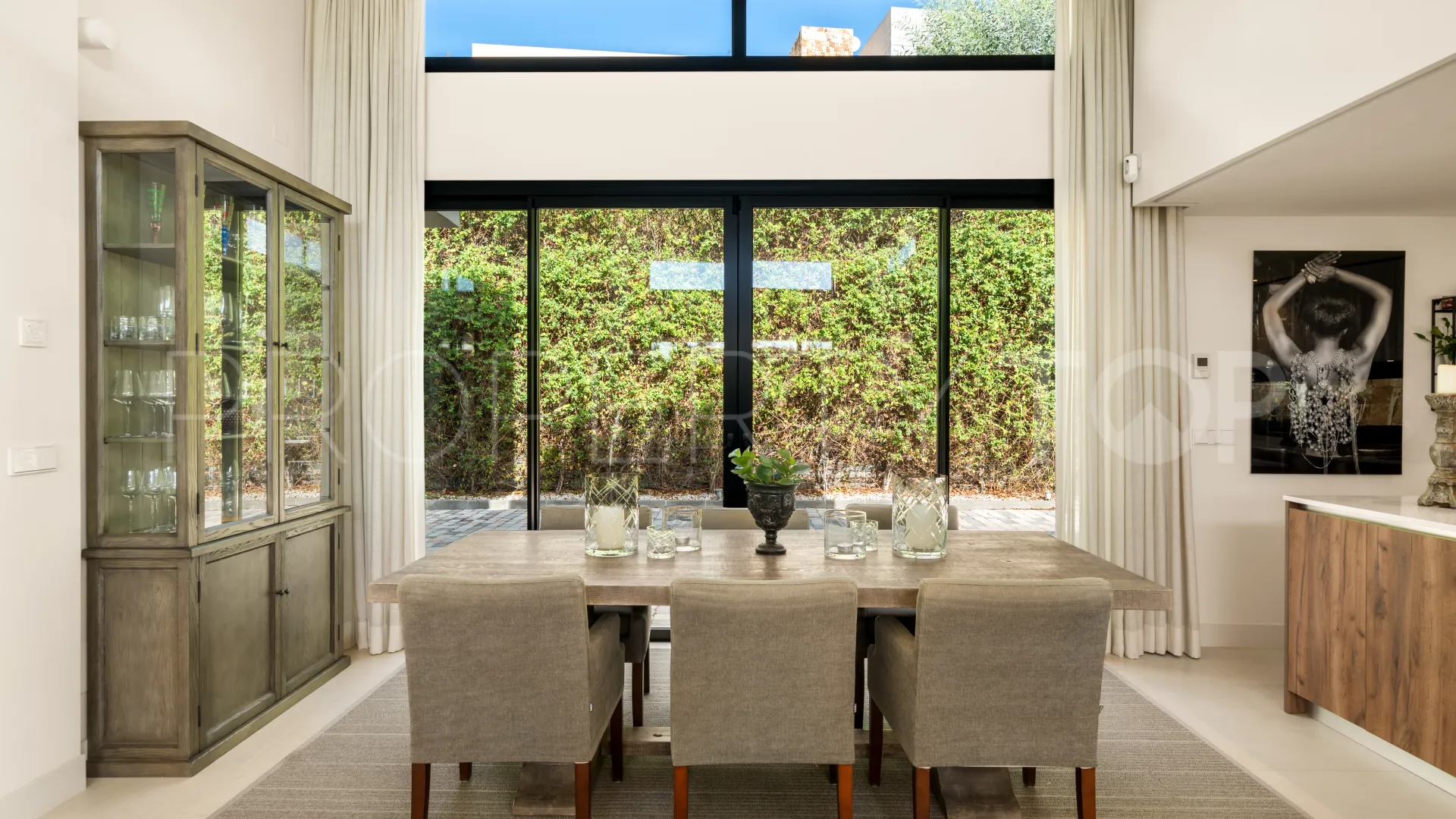 For sale villa with 5 bedrooms in Nueva Andalucia