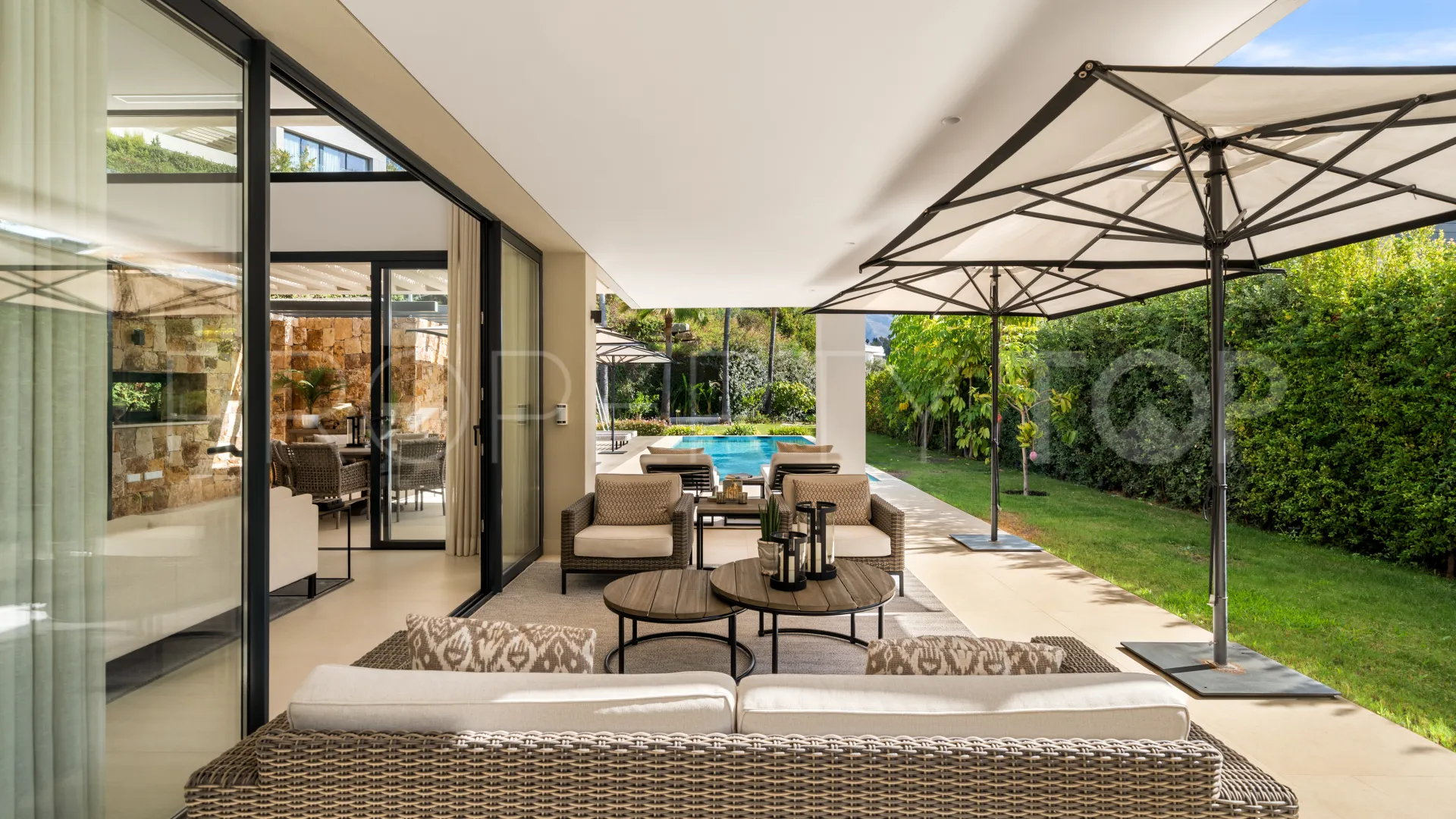 For sale villa with 5 bedrooms in Nueva Andalucia