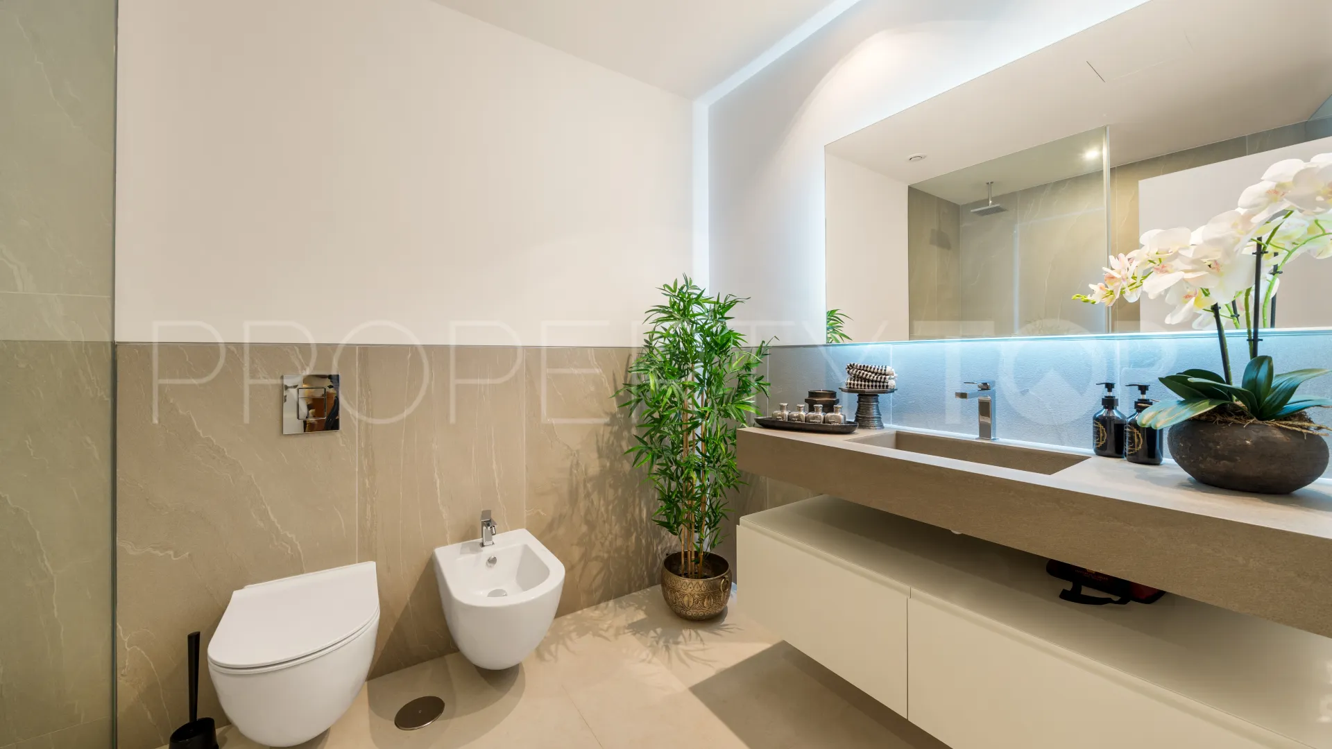 For sale villa with 5 bedrooms in Nueva Andalucia