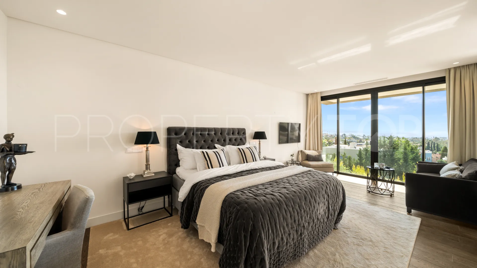 For sale villa with 5 bedrooms in Nueva Andalucia