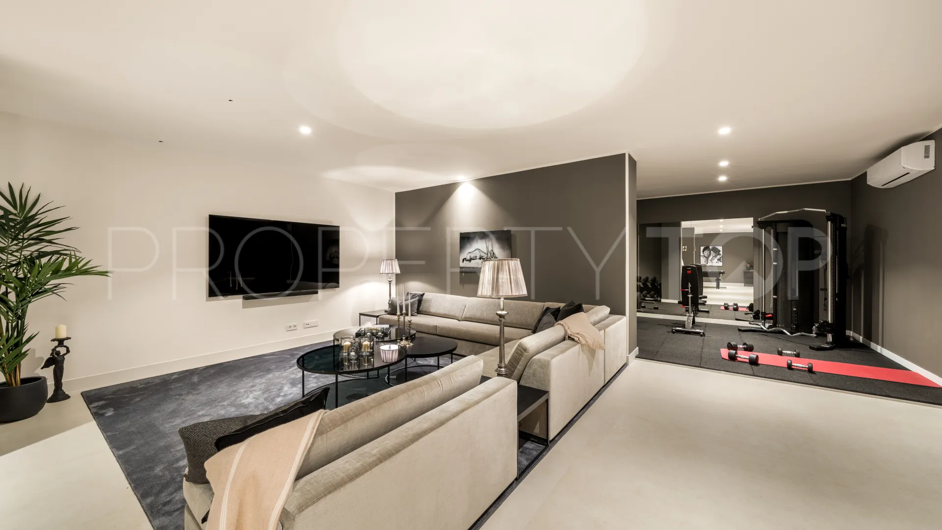 For sale villa with 5 bedrooms in Nueva Andalucia